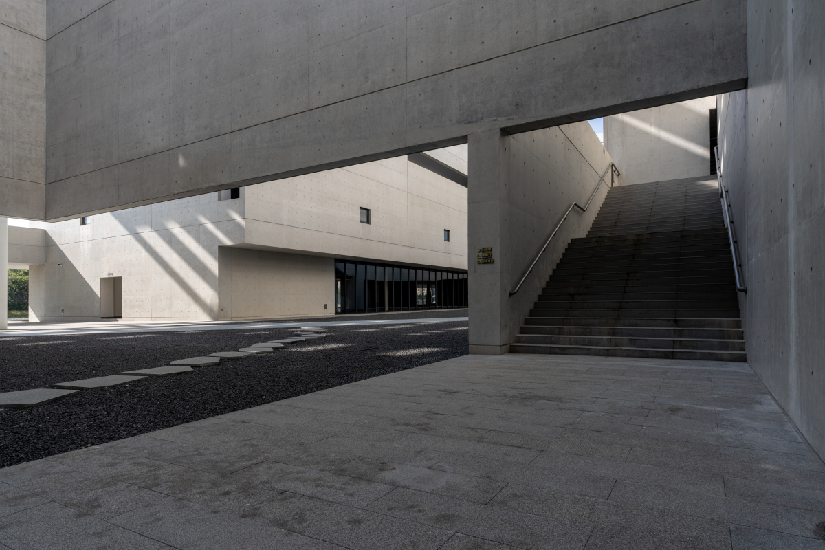 走进艺仓美术馆,你会感受到一股开放的视野和浓厚的艺术氛围.