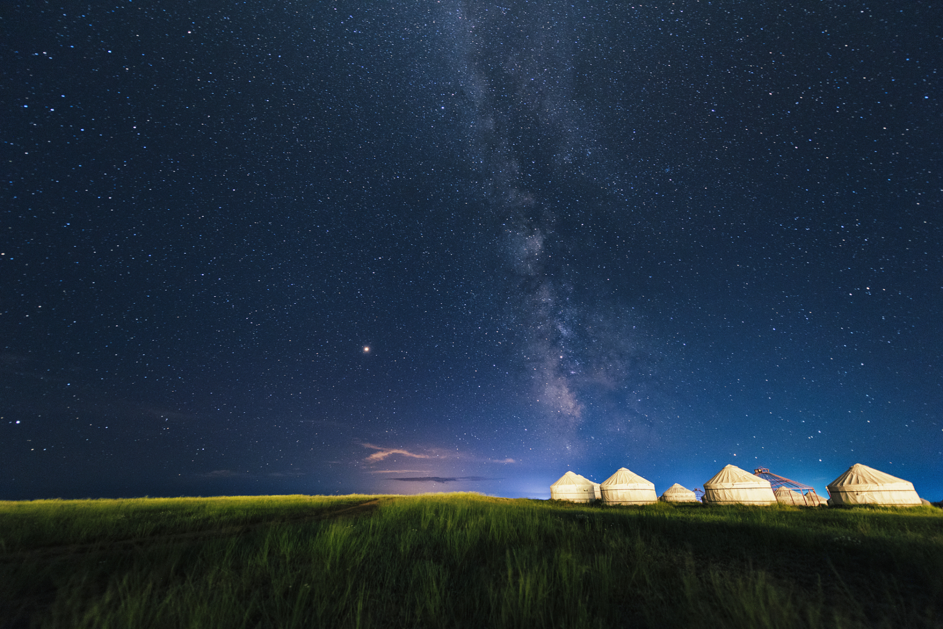 在广袤的呼伦贝尔大草原,星空闪耀的夜晚,我们准备好了依维柯汽车,踏
