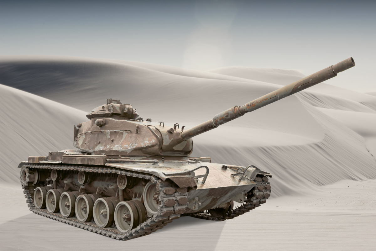 俄军士兵站在一辆在乌克兰战场上缴获的美国制造的崭新的重型坦克旁边