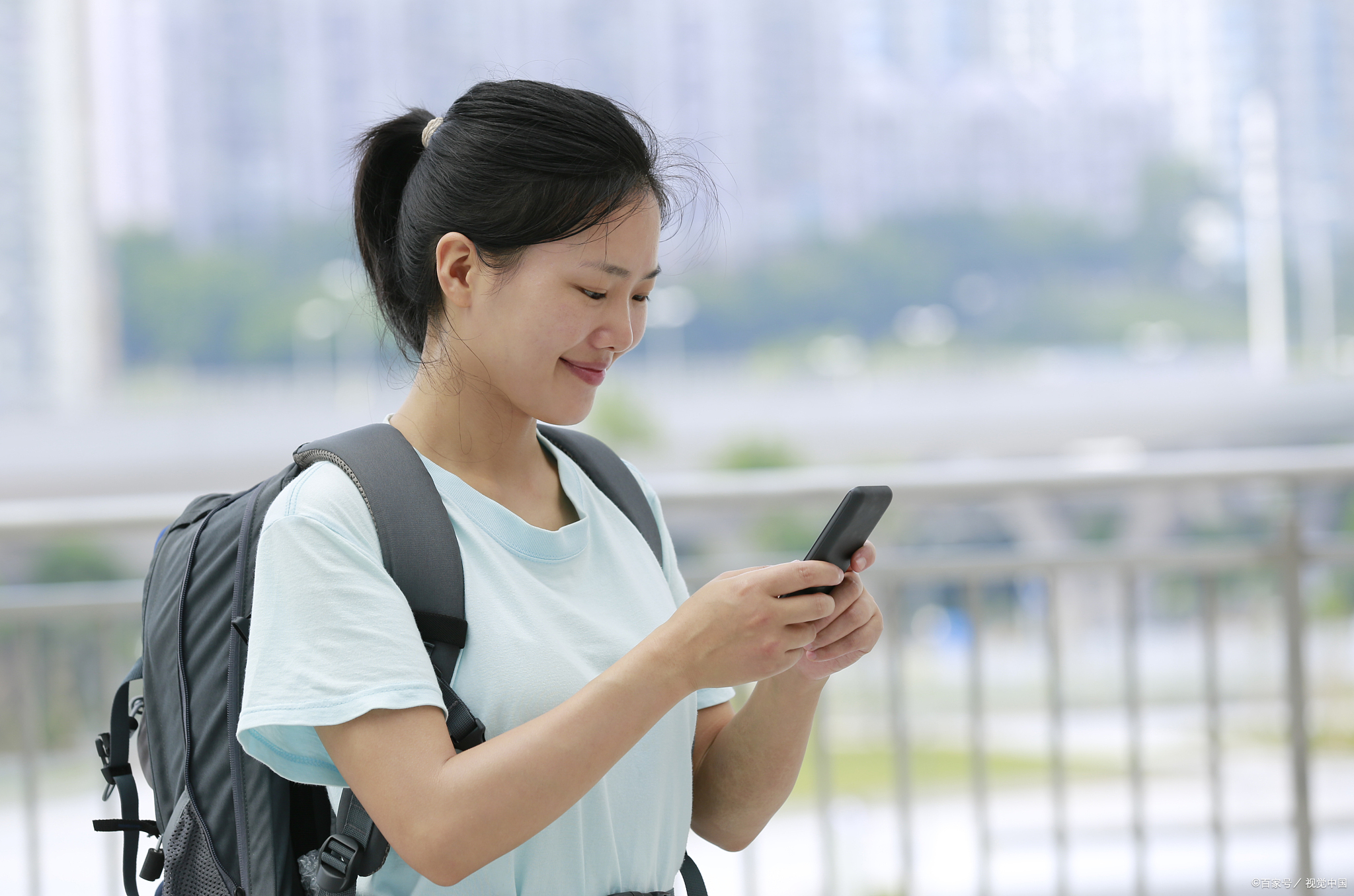 长期低头的图片45度低头女人低头玩手机中国低头看书人图片大全年轻人