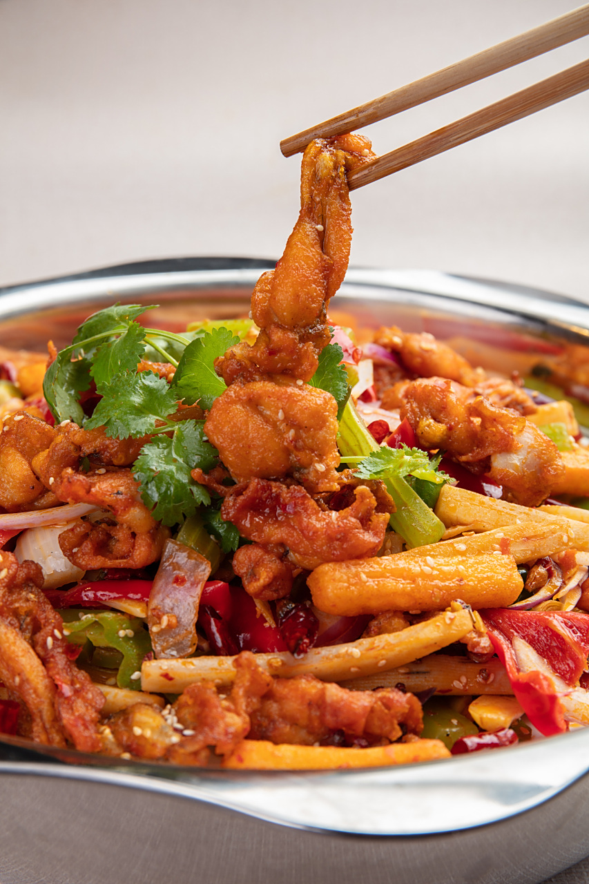 香辣牛蛙是一道美味可口的家常菜,通过购买新鲜的牛蛙,清洗切块,腌制,