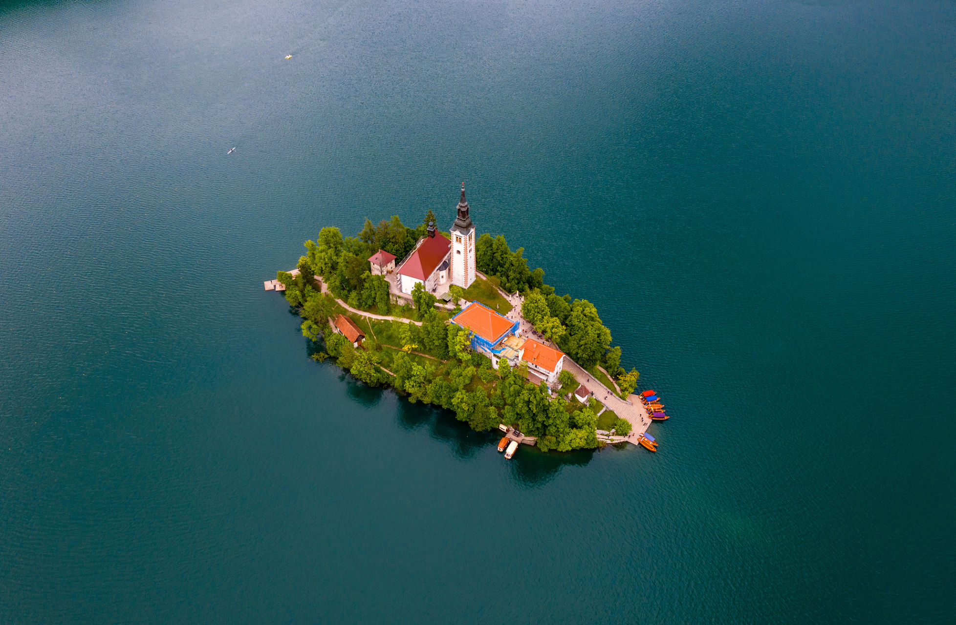布莱德湖(bled lake)位于斯洛文尼亚西北部的阿尔卑斯山南麓,"三头山"
