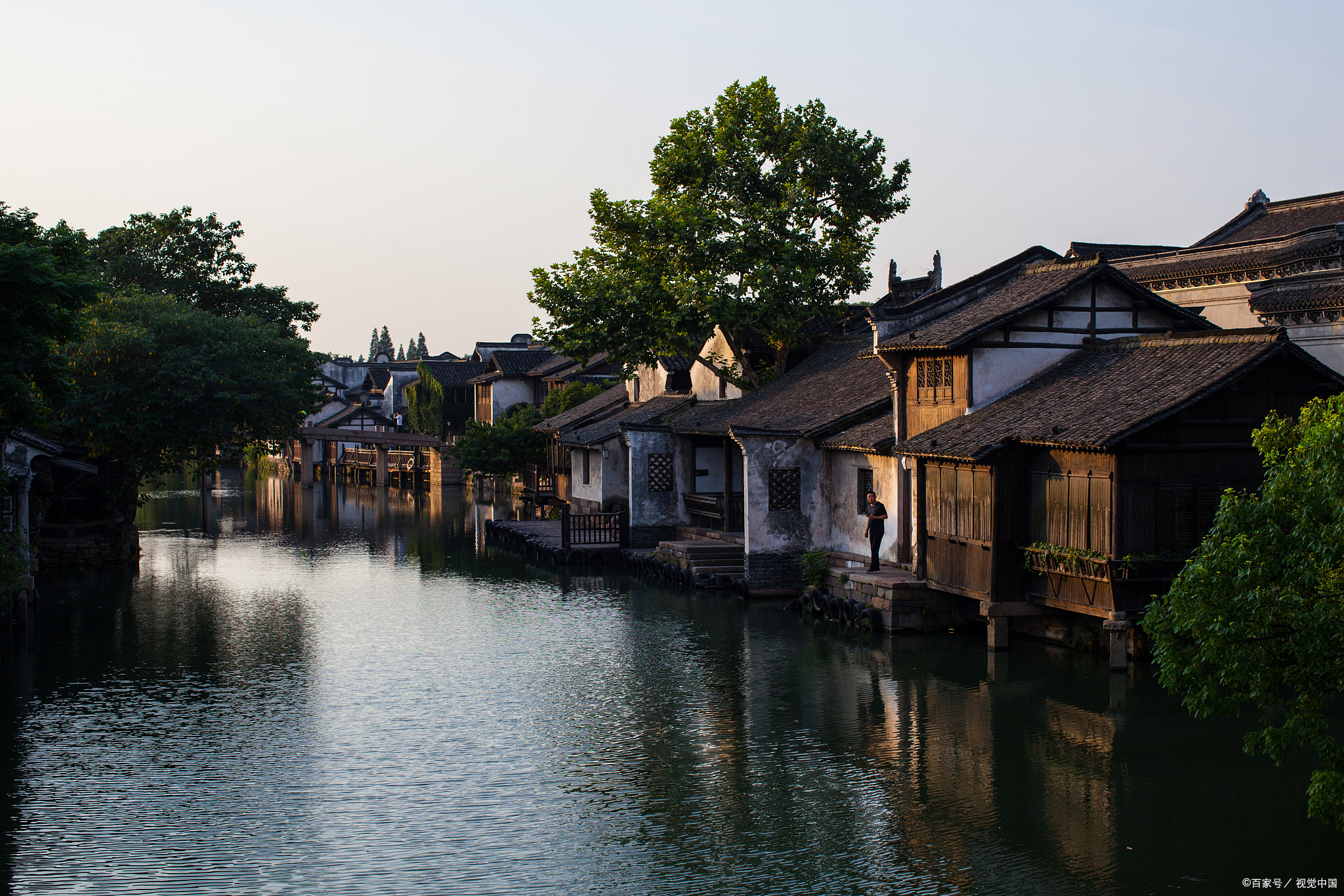 1,西湖:作为杭州的标志性景点,西湖以其湖光山色和浓郁的江南水乡风情