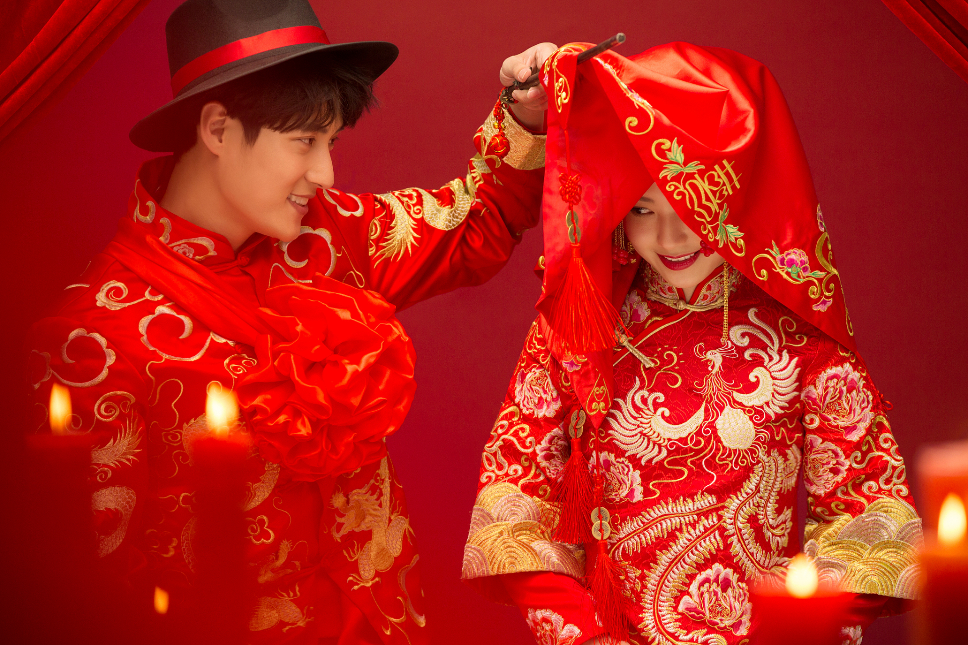 秀禾服是中国传统的婚礼服饰,起源于南方,明朝时期的女性服饰代表