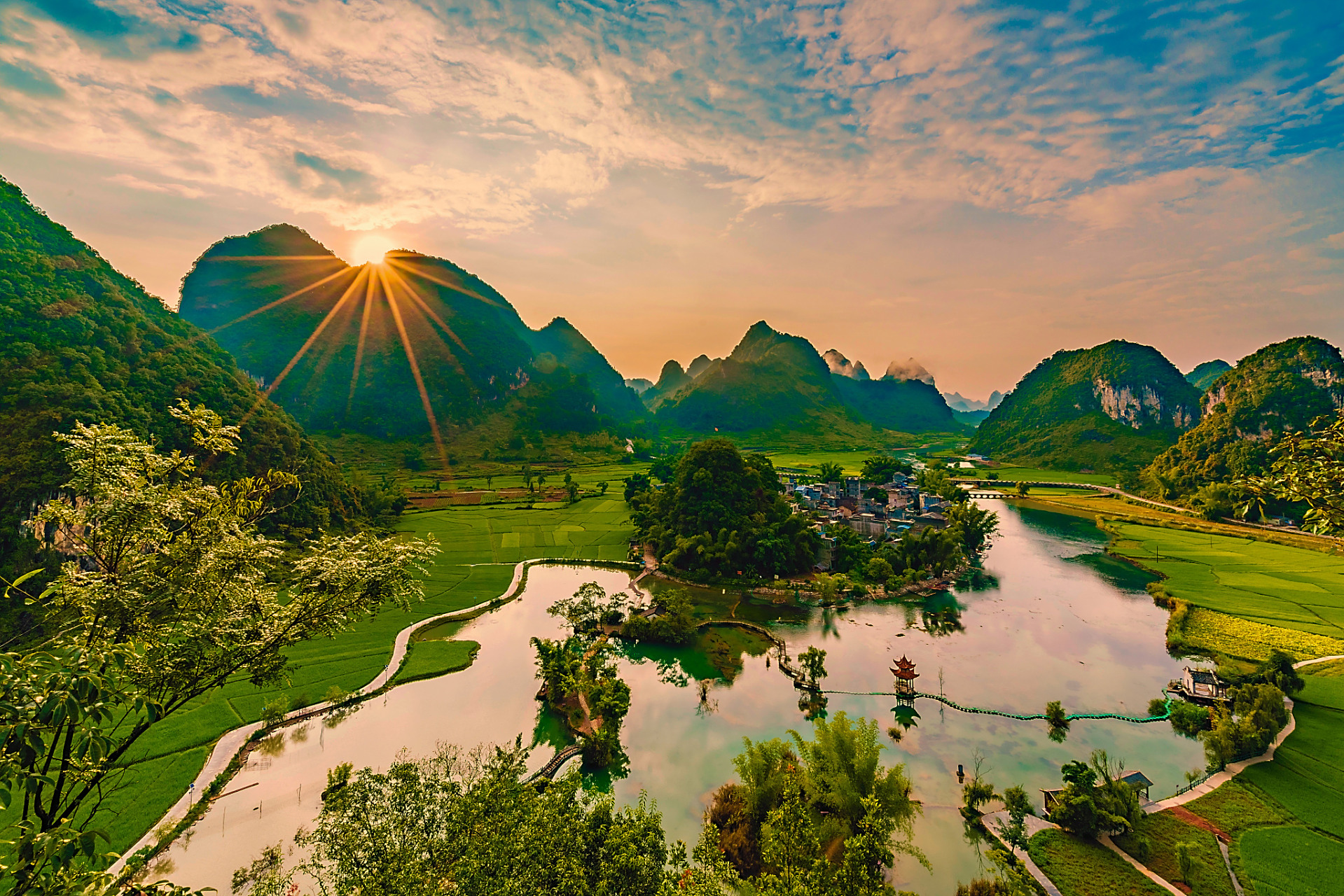坝美村位于云南省文山州广南县北部八达乡和阿科乡交界处,村子四面