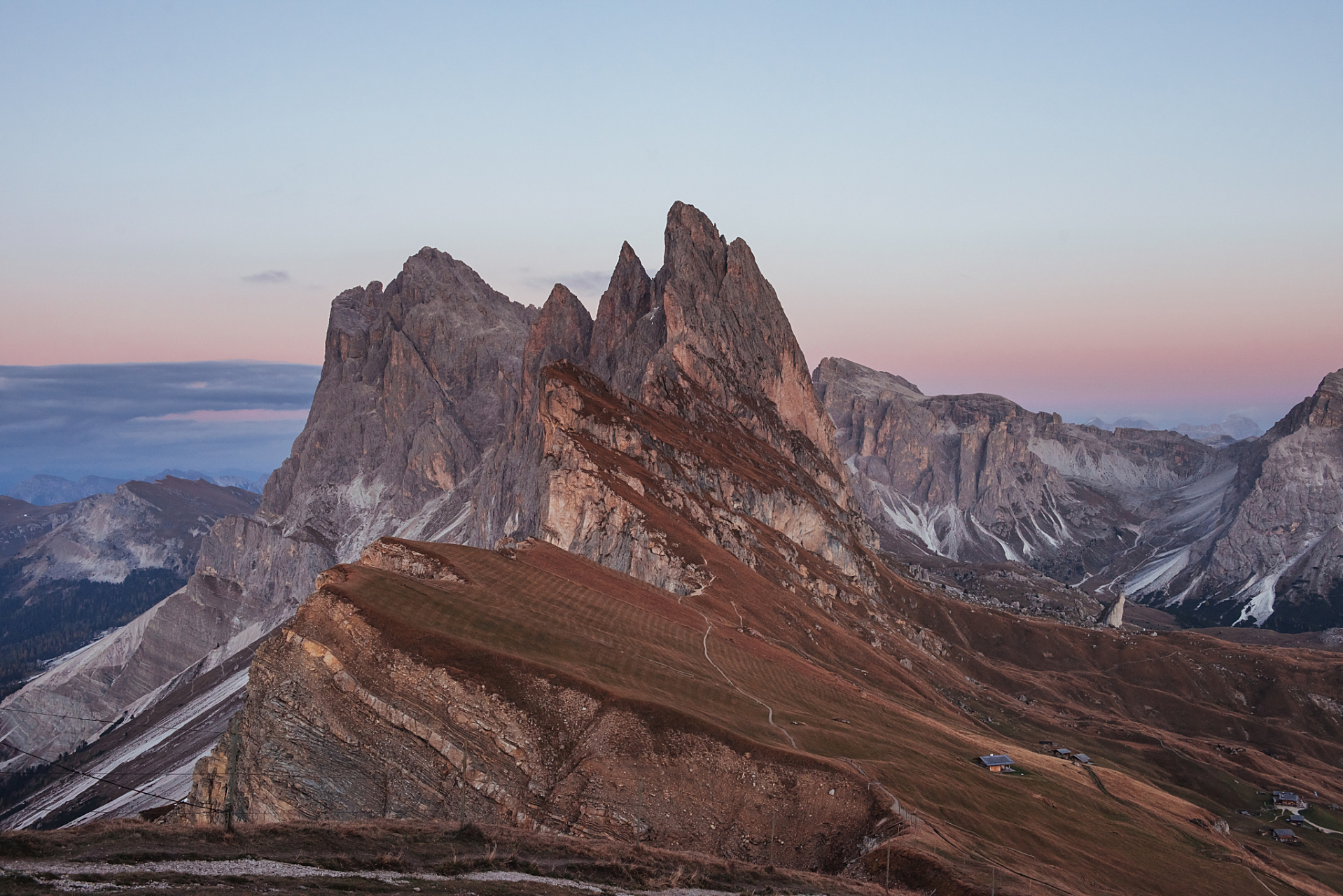 加里曼丹岛位于东南亚,拥有世界上最大的热带雨林之一和美丽的珊瑚礁.