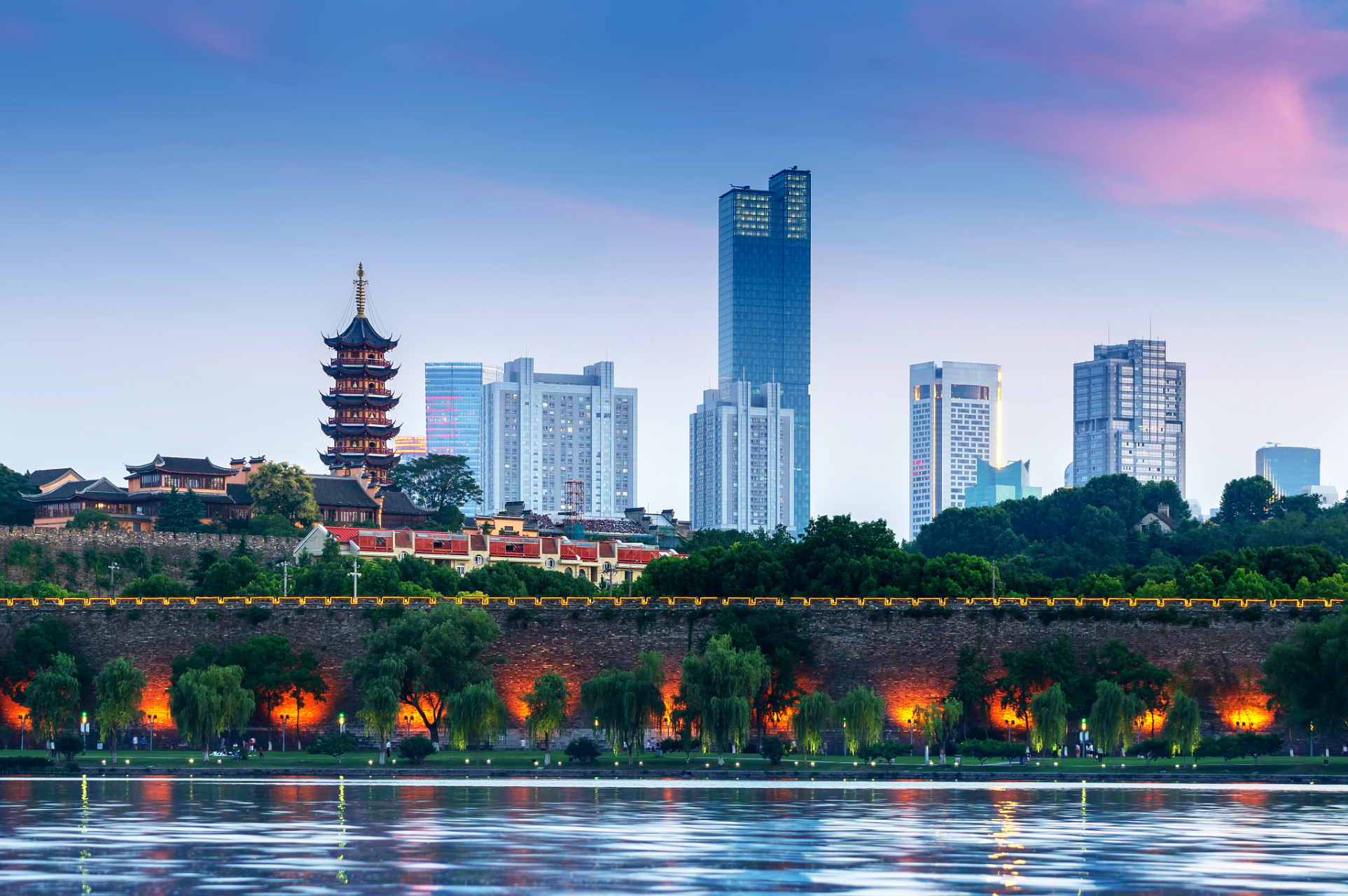 镇江是一座美丽的苏南城市,全国历史文化名城,气候宜人,交通 便利
