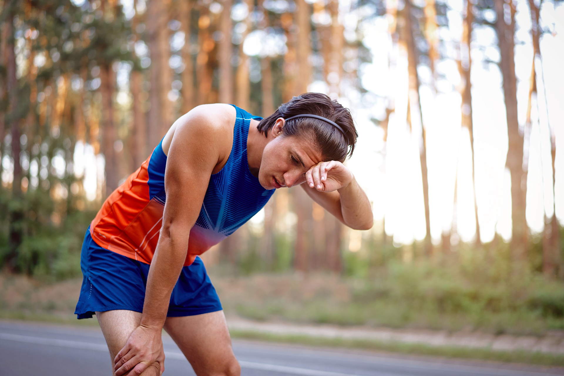 剧烈运动会导致人体大量出汗,此时身体处于疲劳状态,血管也比较扩张.