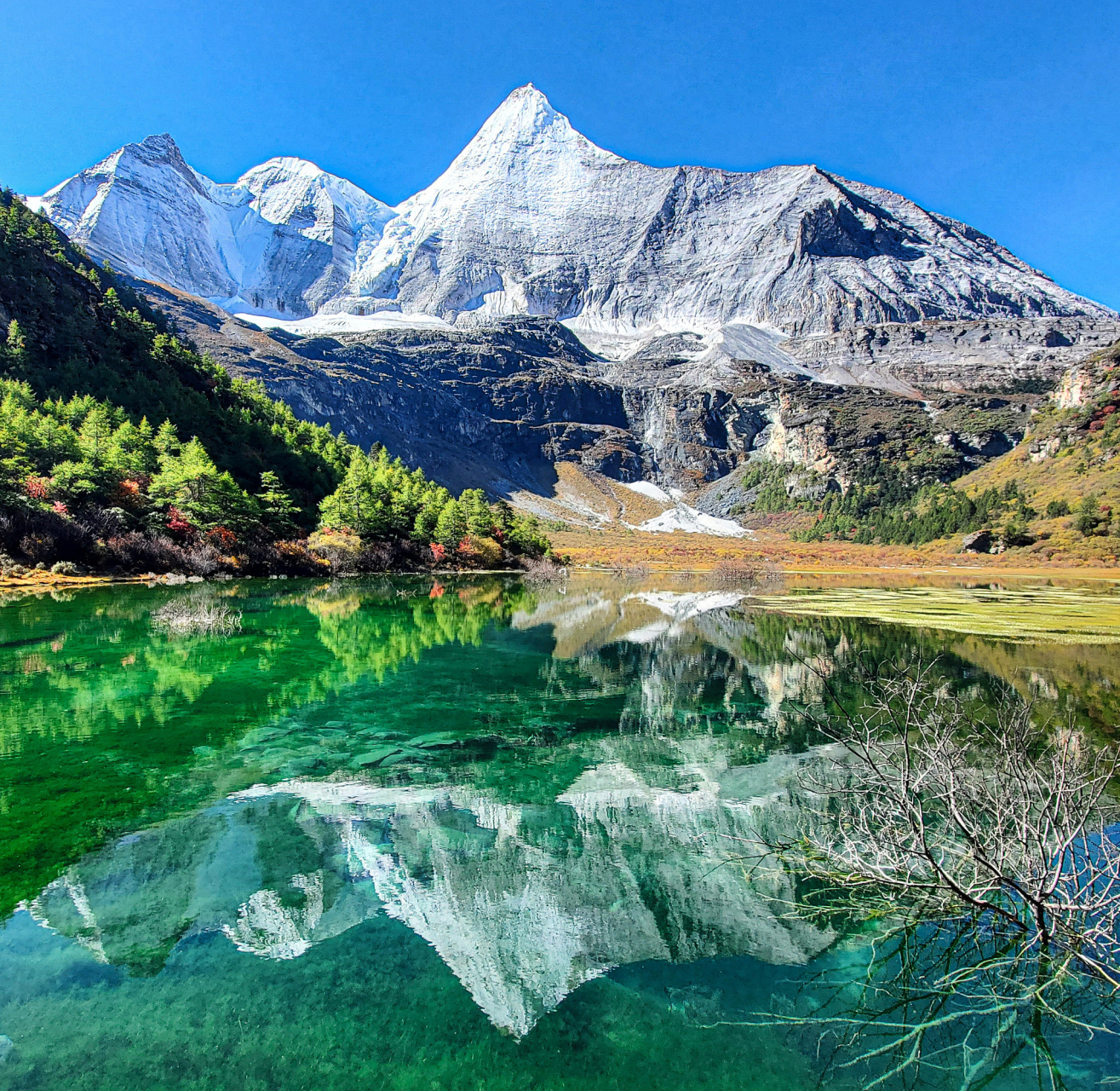 亚丁风景区(全名:稻城亚丁风景区)位于四川省甘孜藏族自治州稻城县