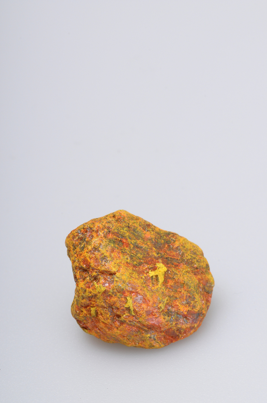 雄黄是什么东西做出来的  雄黄,其实,它是一种很古老的矿物,主要成分