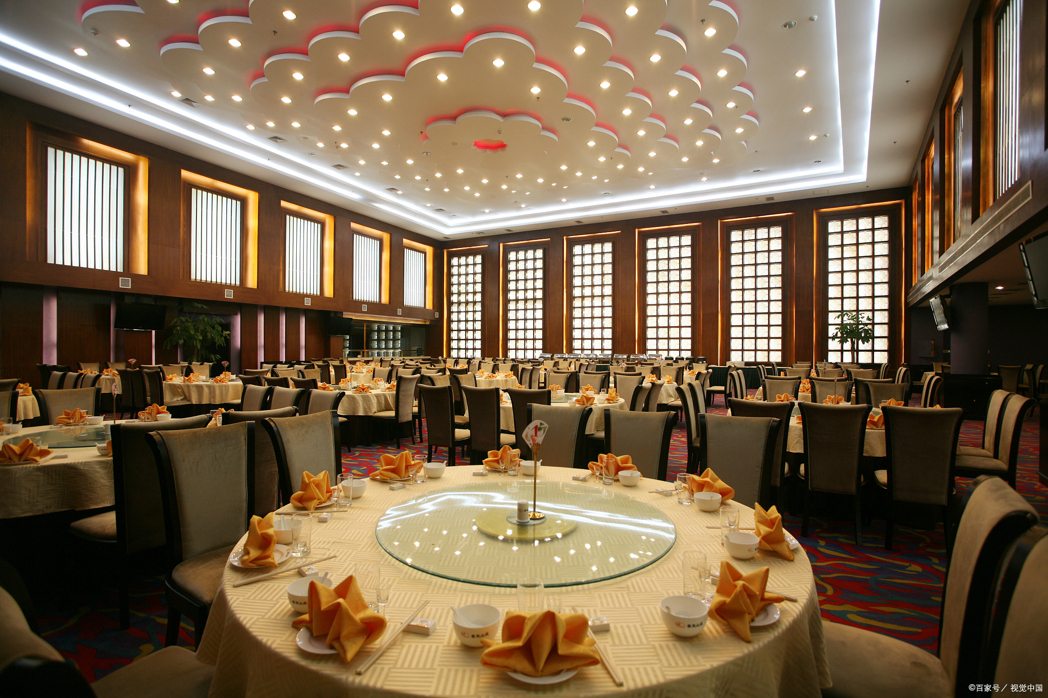 亲朋好友们纷纷送上真挚的祝福,满屋子都是欢声笑语