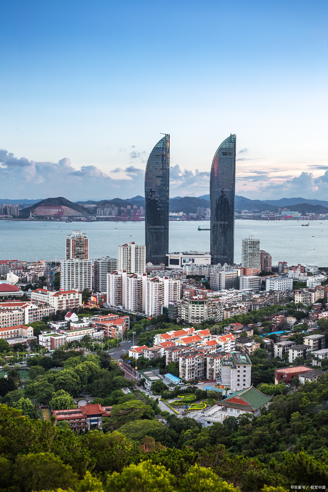 漫步在厦门这座海上花园,我仿佛踏入了一幅流动的画卷,每一步都踏着