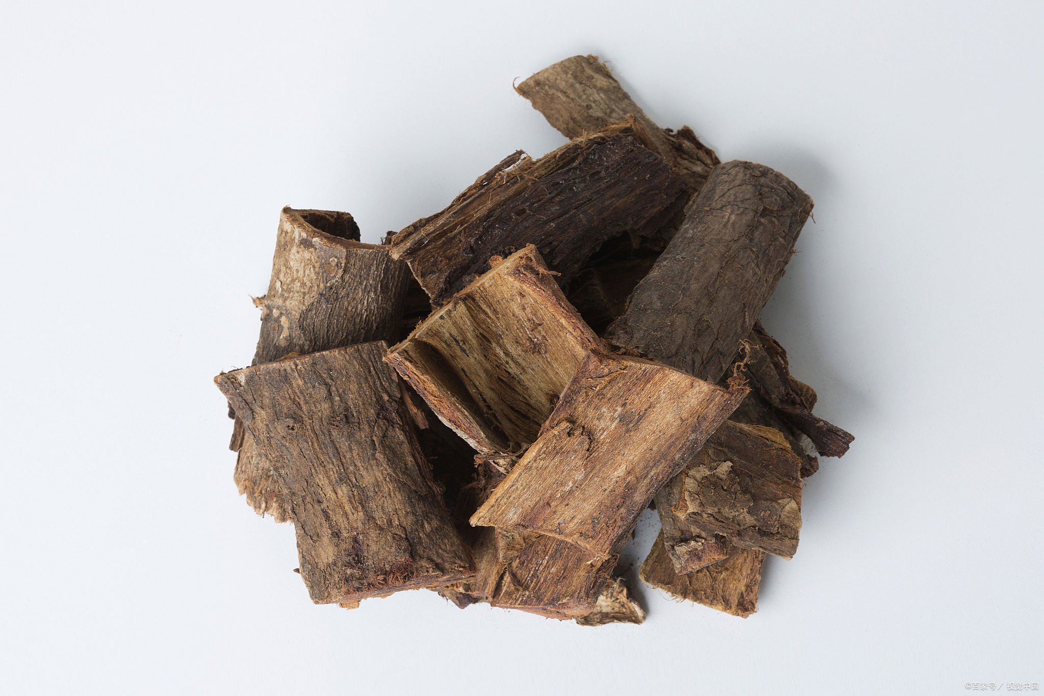 中药杜仲的性味与归经: 性味:性温,味甘,微辛. 归经:归肝经和肾经.