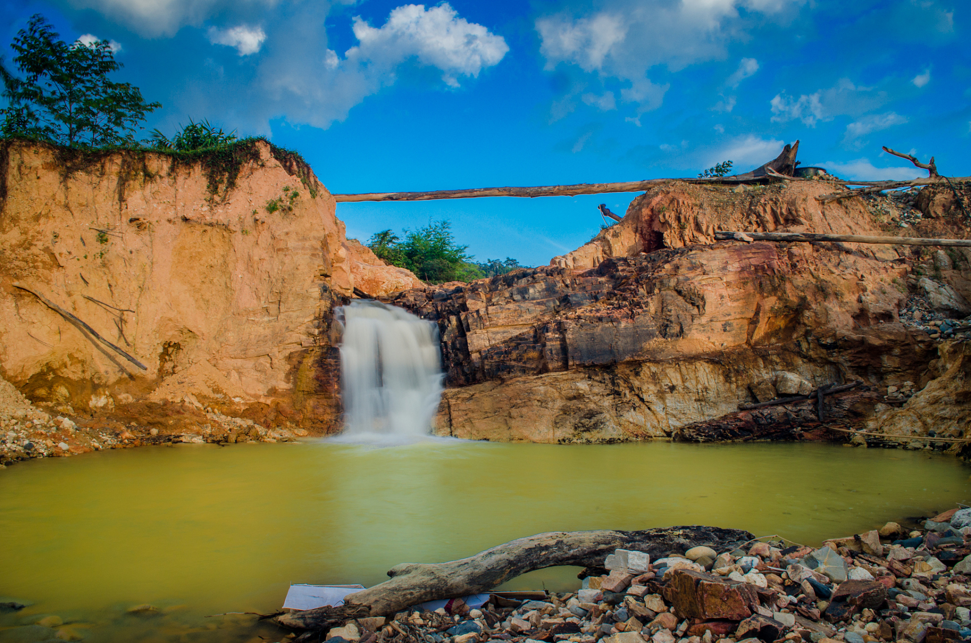 锦河大峡谷位于黑龙江省黑河市西南部,小兴安岭东麓,距离黑河市区13