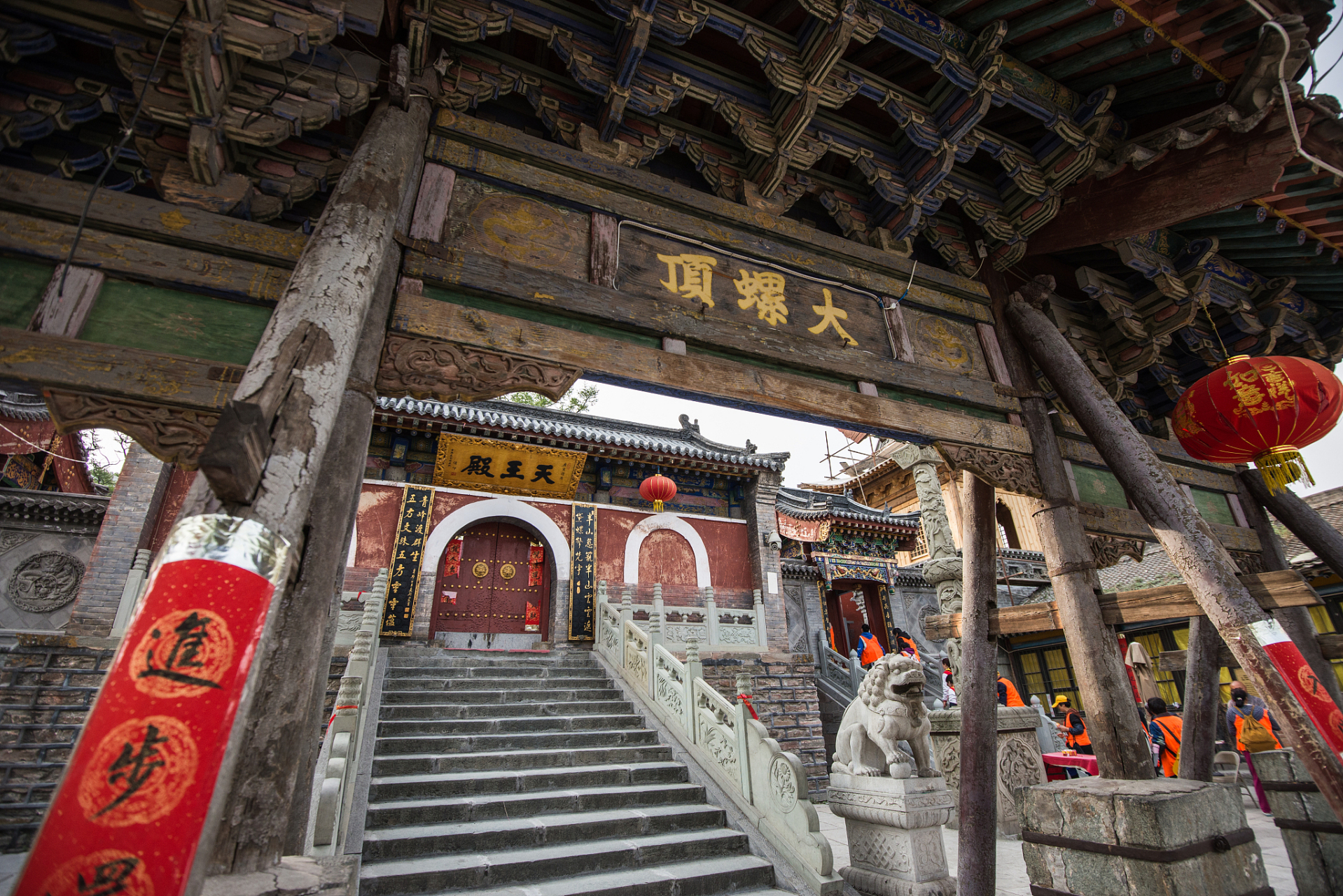 文殊菩萨曾许下大愿,只要你来五台山,他一定会见你.