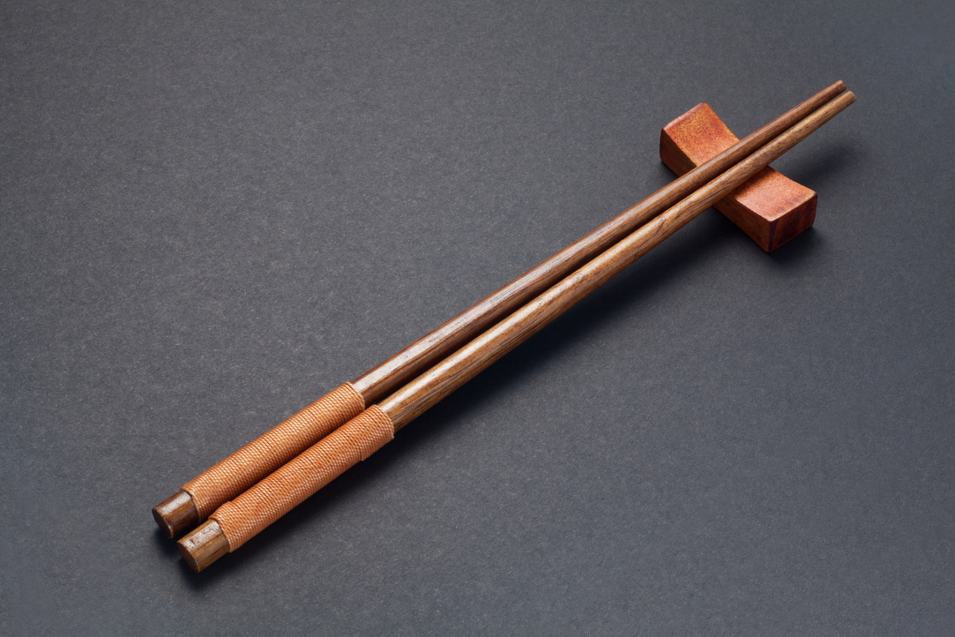 尺寸与形状合适:标准筷子长度约七寸六分,儿童或手部力量较小者可