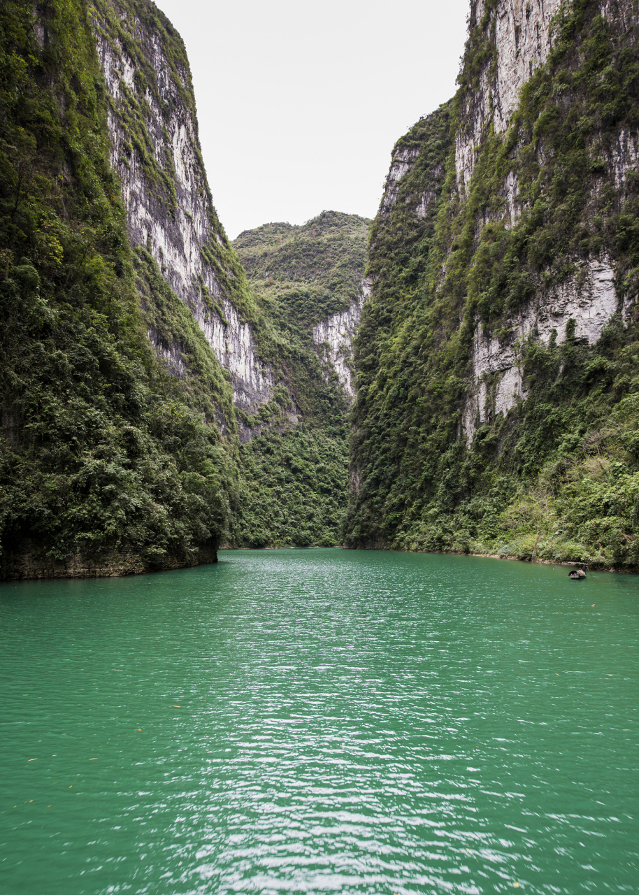 这条河流发源于重庆市的青川县,由北向南流经恩施州,蜿蜒曲折,景色