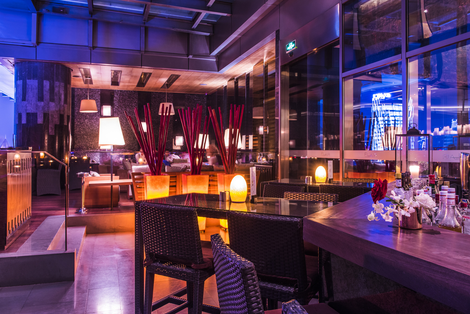 天津,一男子和朋友去酒吧放松时,看到一酒吧女特别漂亮,便约着女子去