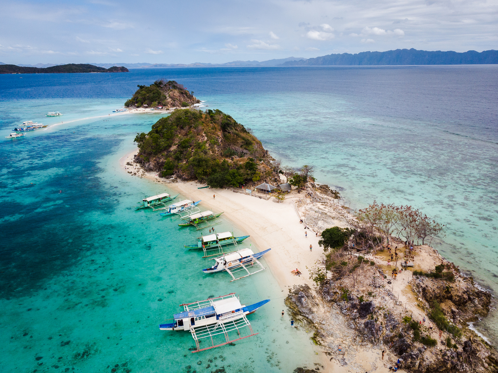 欢迎来到阿雅达岛,一个位于马尔代夫南部卡夫大鲁环礁内的豪华度假村.