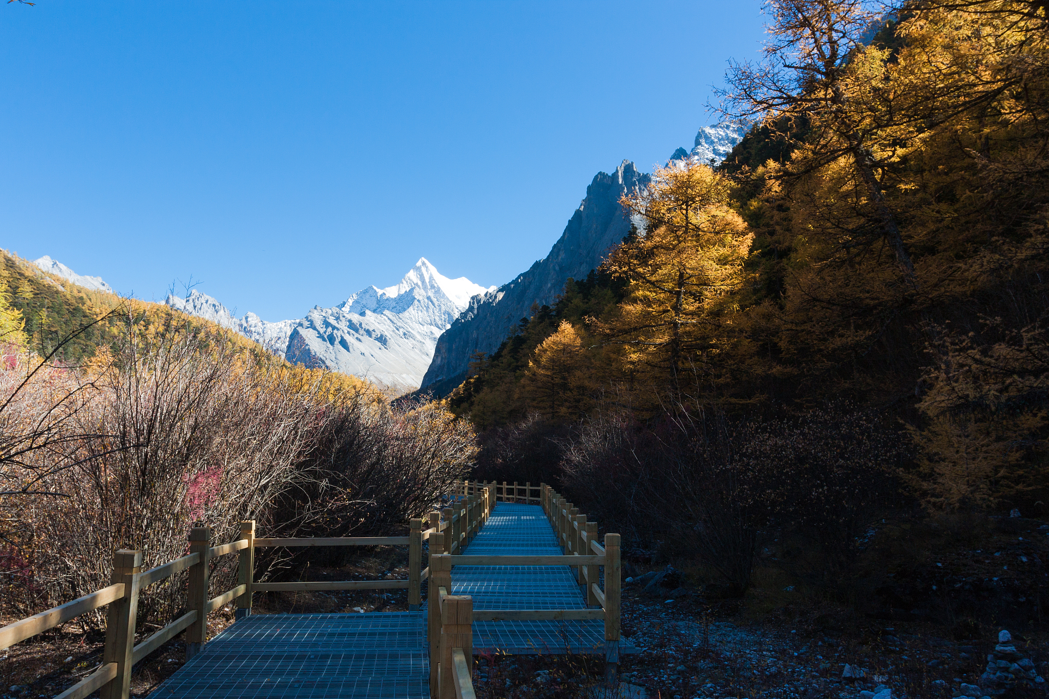 夏日出游笔记 在探索世界的旅途中,稻城亚丁总是一个让人心生向往的