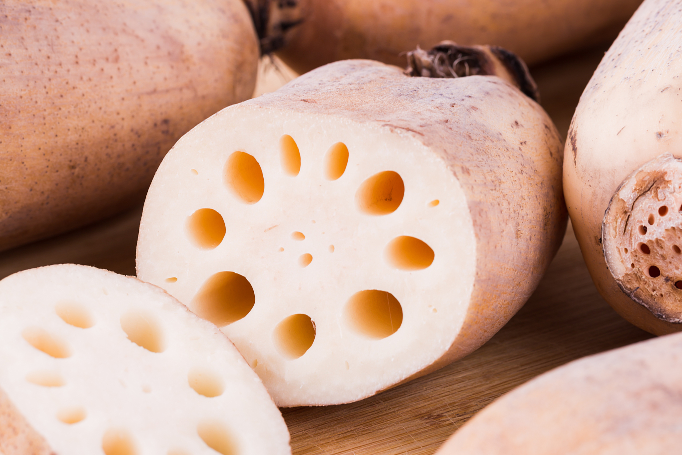 莲藕被誉为"水中之宝",具有丰富的营养价值.