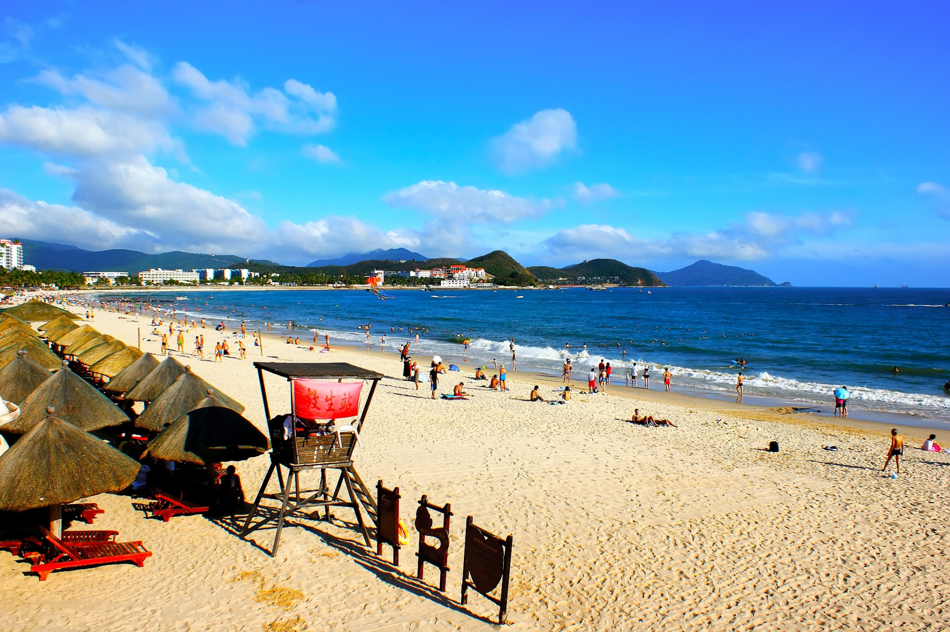 双月湾风景区位于中国广东省惠州市惠东县,是一个著名的海滨旅游胜地