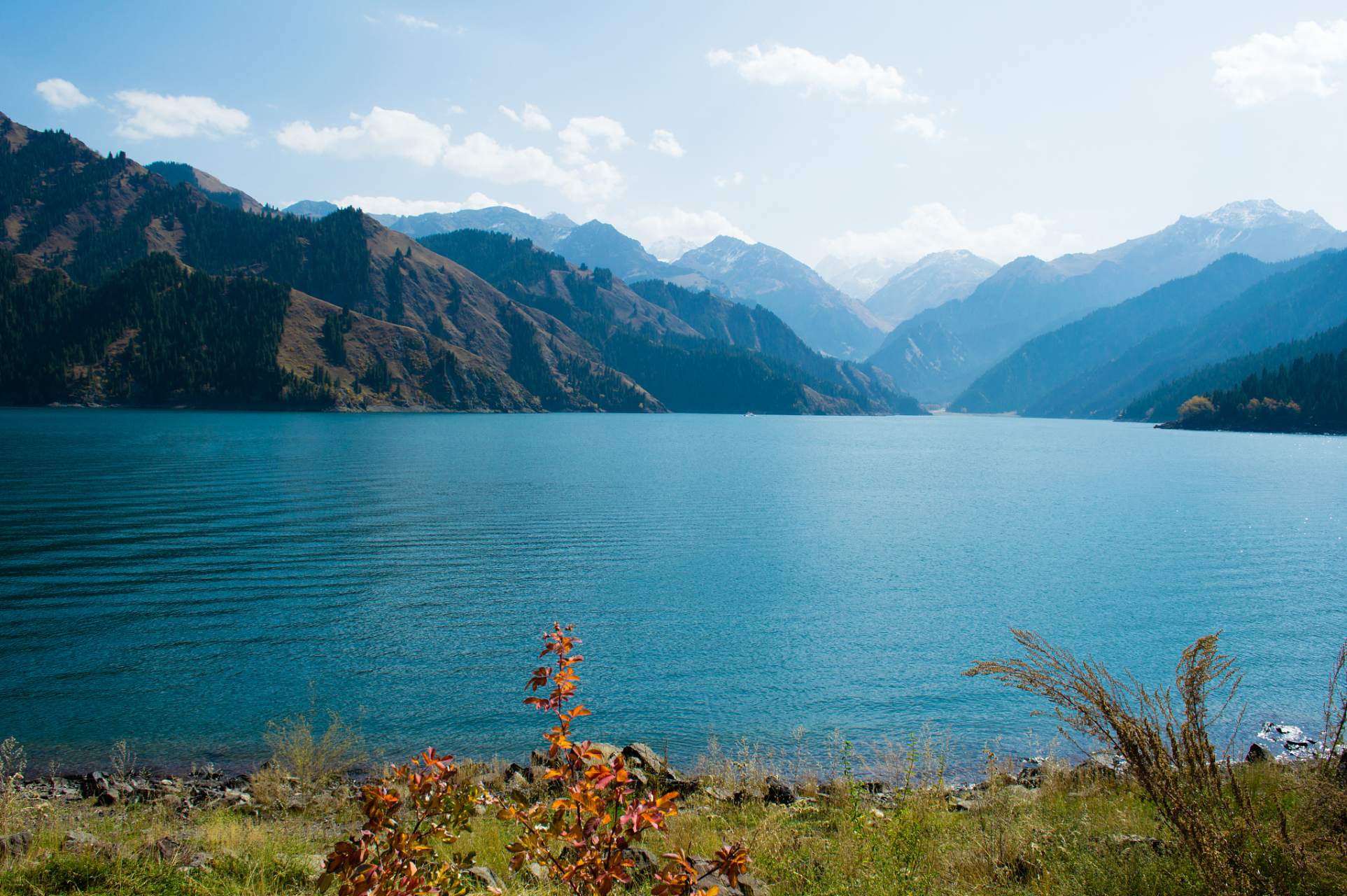 新疆天山天池风景区,位于新疆维吾尔自治区昌吉回族自治州阜康市境内