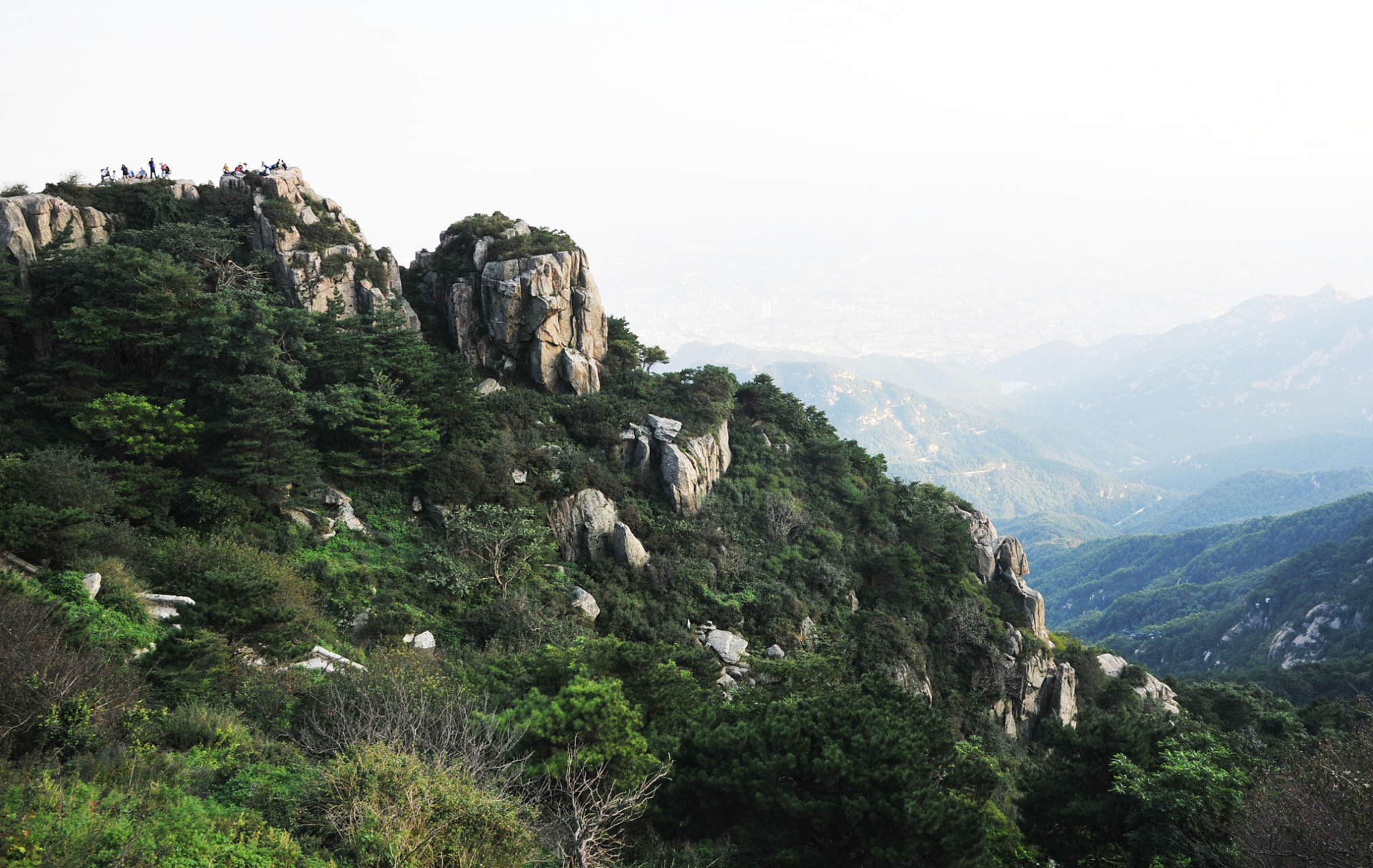 南部山区是济南的旅游胜地,拥有泰山风景区,千佛山,趵突泉公园,大明湖