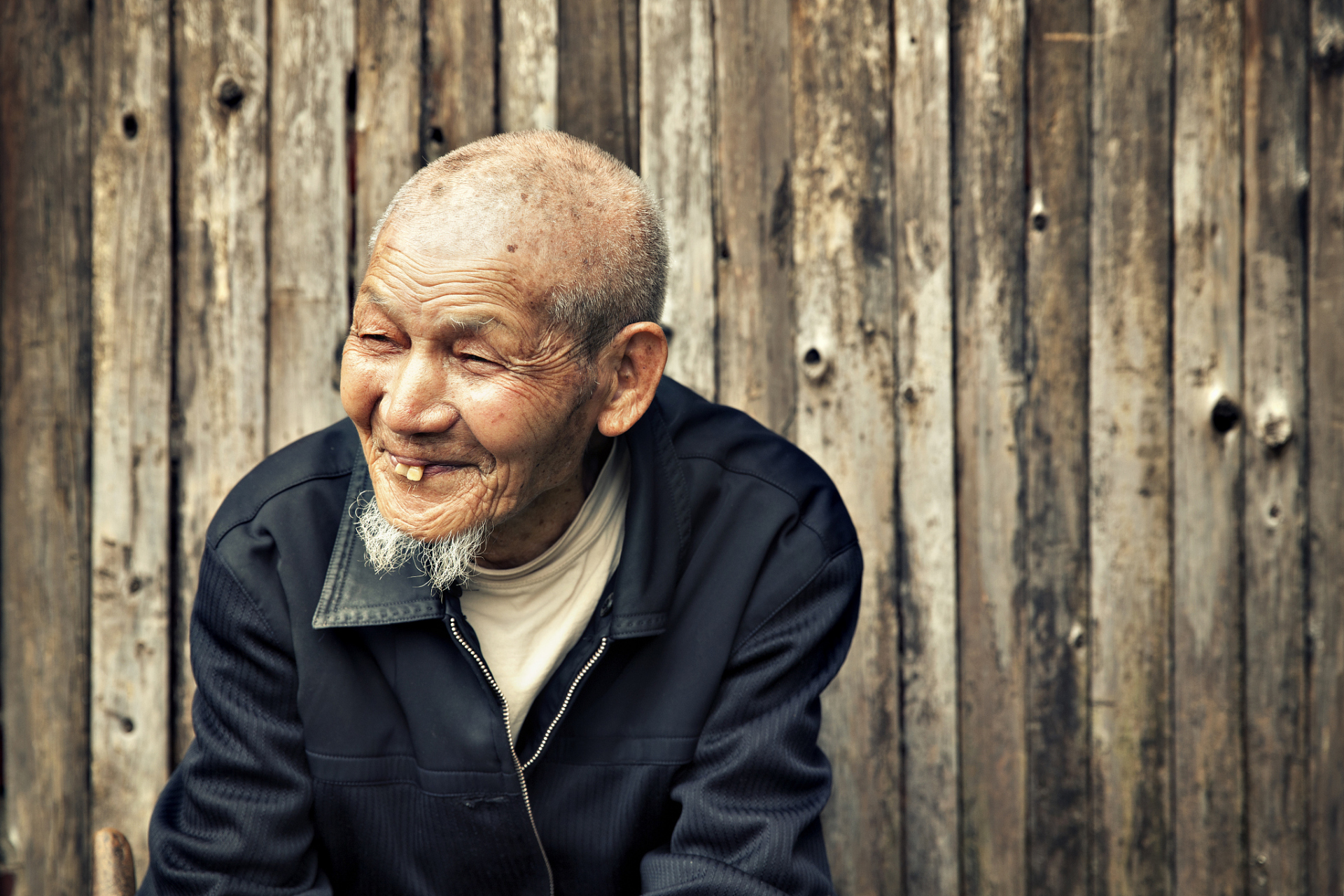 经典老人言,句句真实! 1,弟媳哥嫂不深交,有夫之妇不来往.