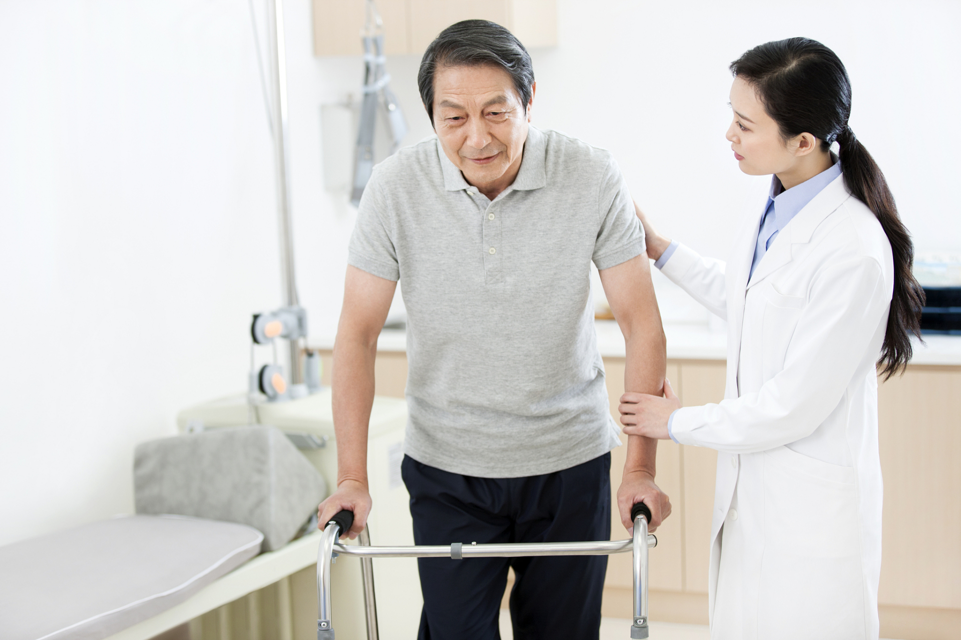 脑梗偏瘫正确康复训练#  大部分中国老百姓在面对疾病时,往往会疡择