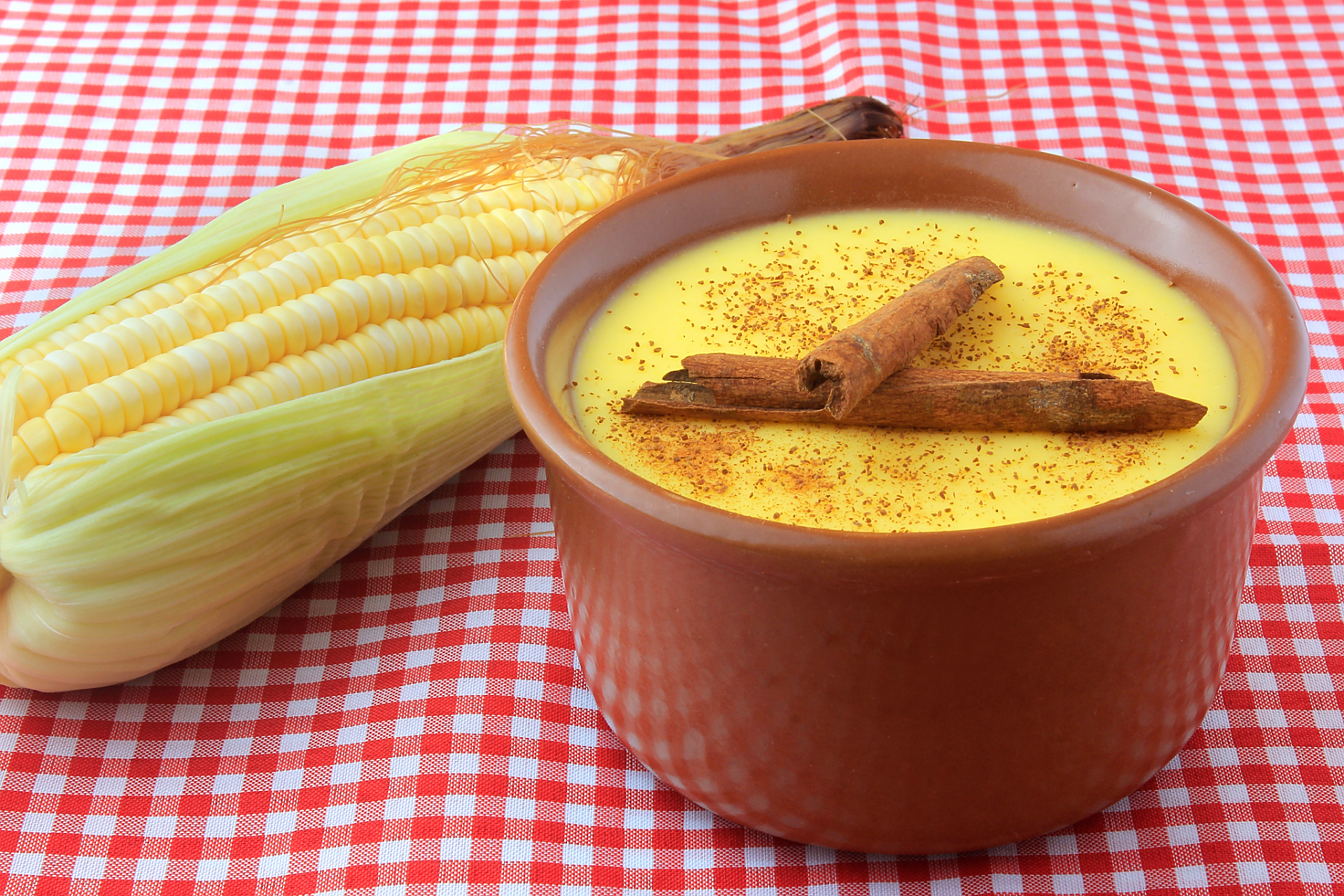 玉米布丁是一道口感细腻,清香可口的甜品,其主要原料为新鲜玉米和牛奶