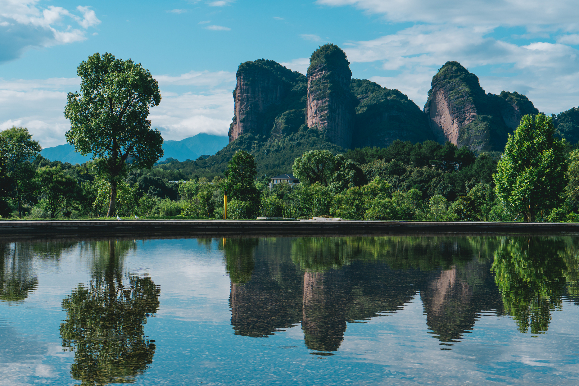 久闻江西龙虎山之美,有幸前往一游.
