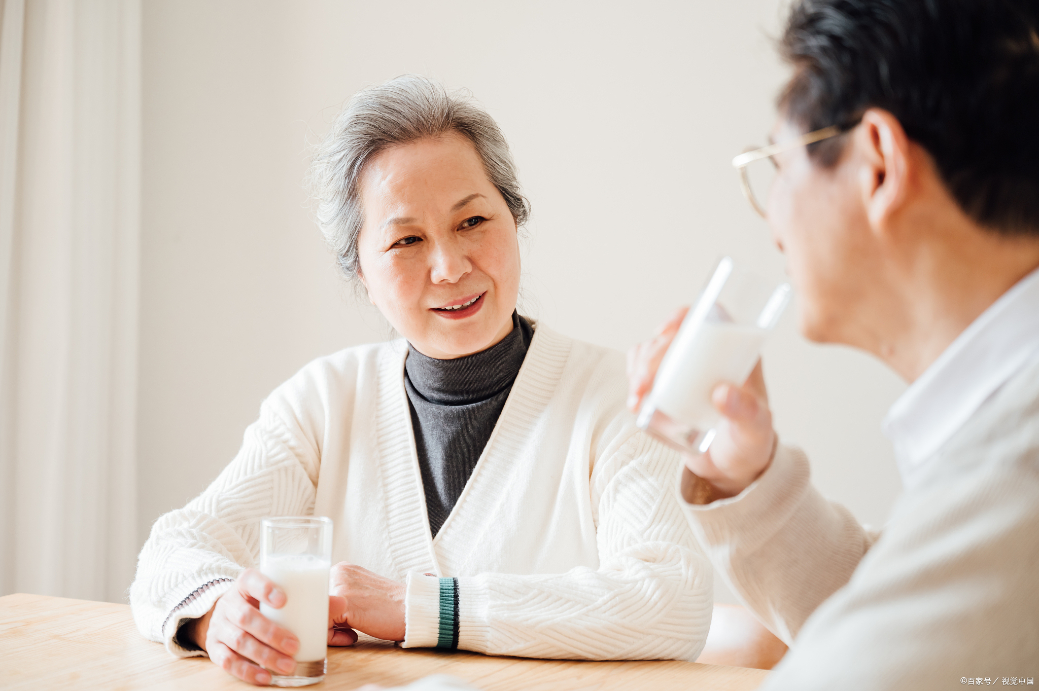 身边经常有问老年人是喝牛奶好还是羊奶好,能不能吃奶酪,奶粉?