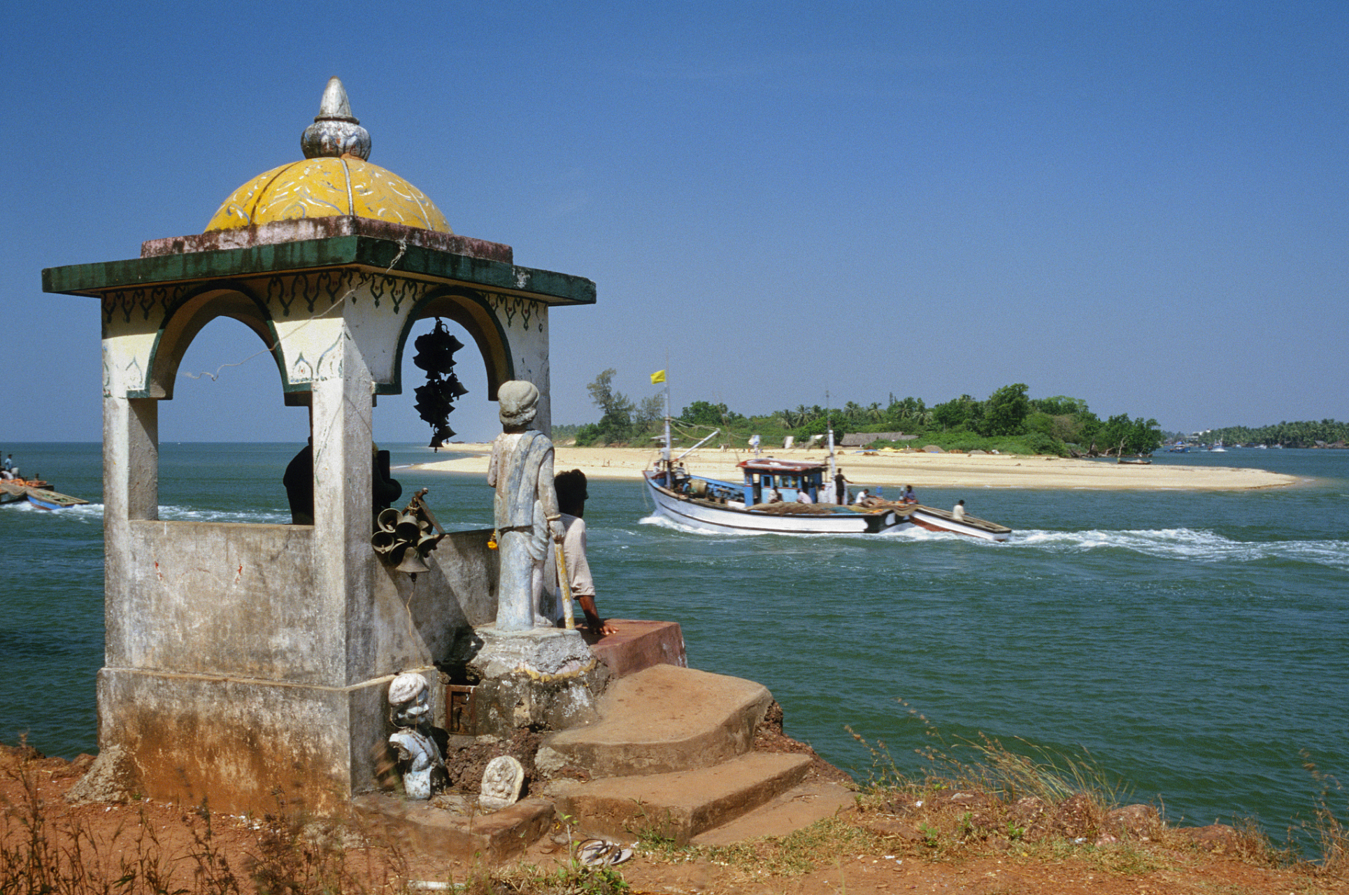 位于广西的北海涠洲岛圣堂景区,原名涠洲岛天主教堂景区,现已更名为