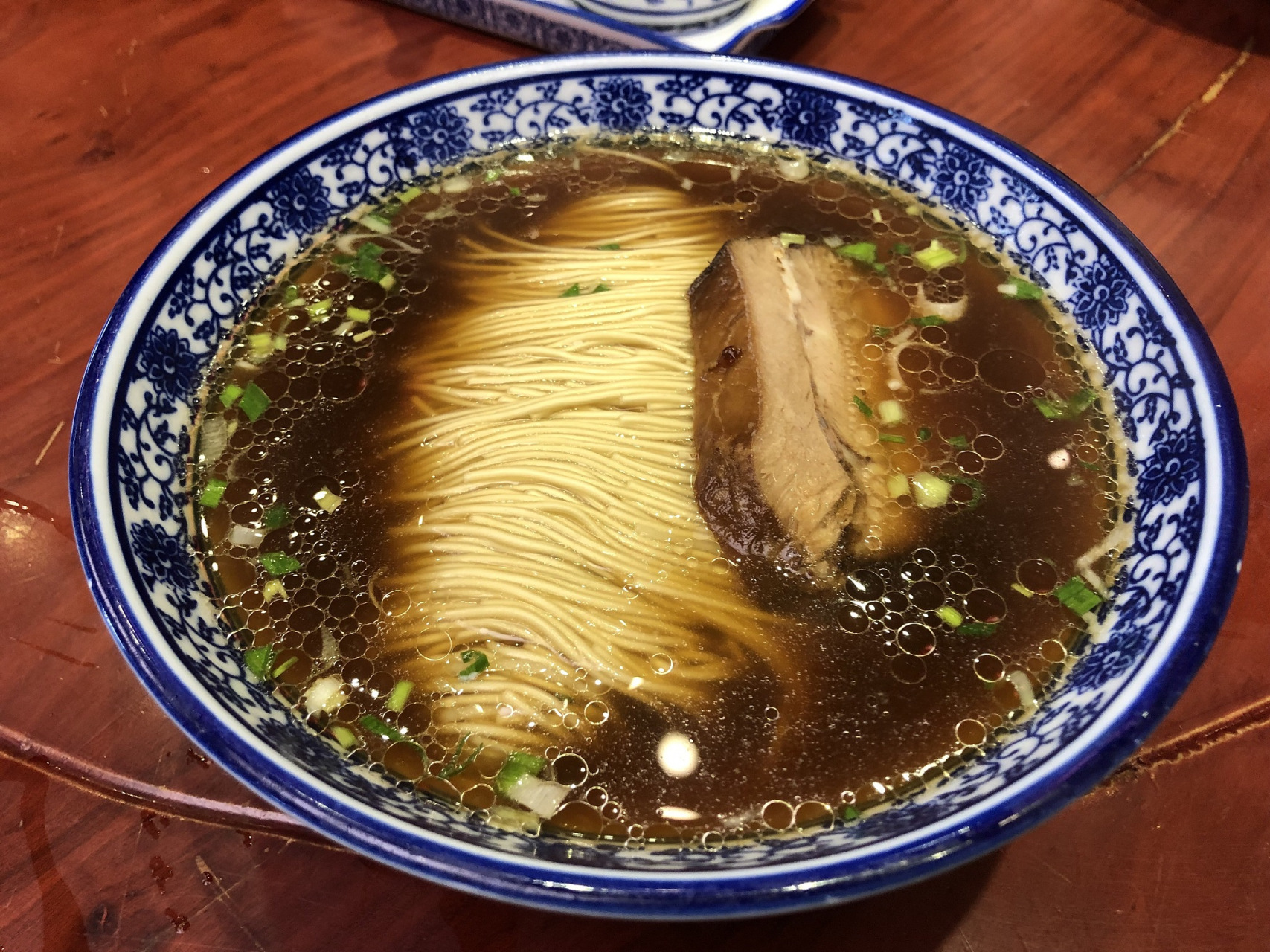 高邮阳阳春面,俗称光面,既无浓汤相伴,更无浇头相佐,清清白白,简简单