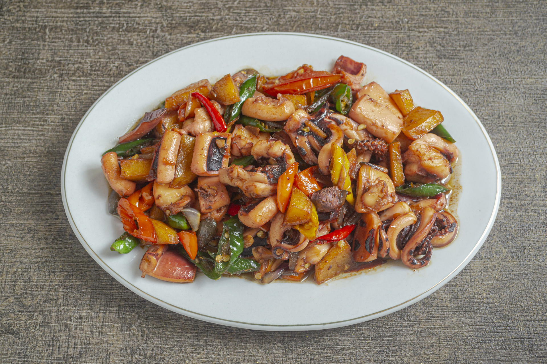 今天大厨来教大家如何在家做出美味的爆炒鱿鱼.