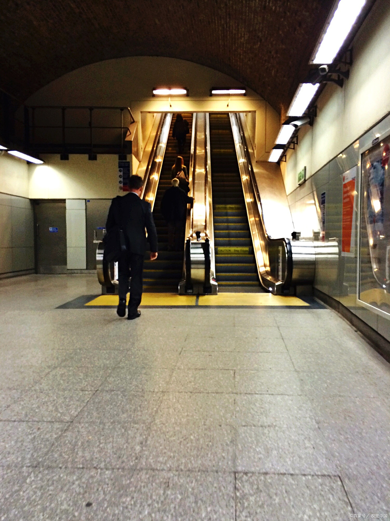 近日,成都某地铁站出站口附近,一个往上传送的电梯上站了的人很多