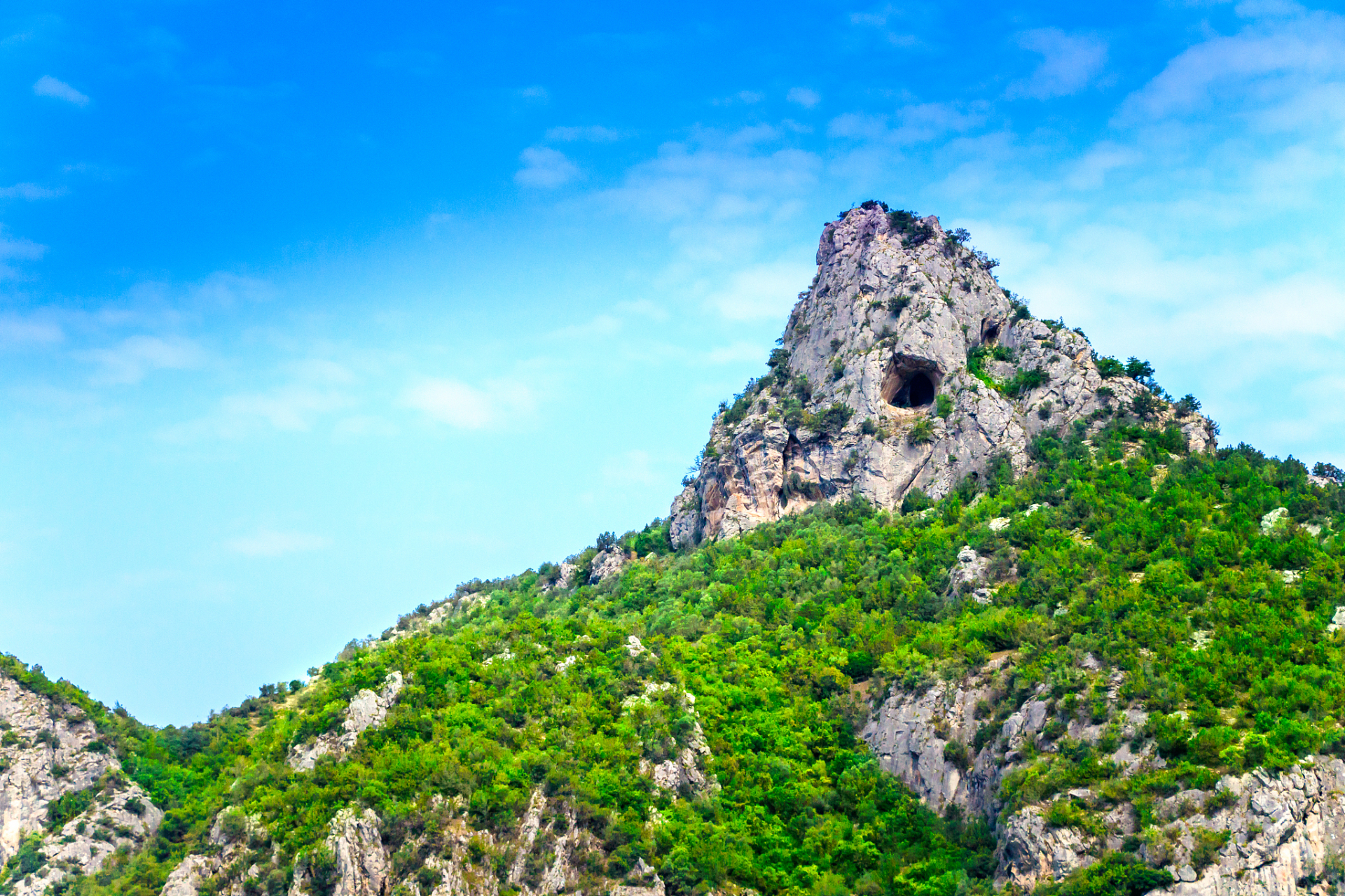 如果你是一位喜欢挑战自我的人,那么毛公山风景区绝对是你不容错过的