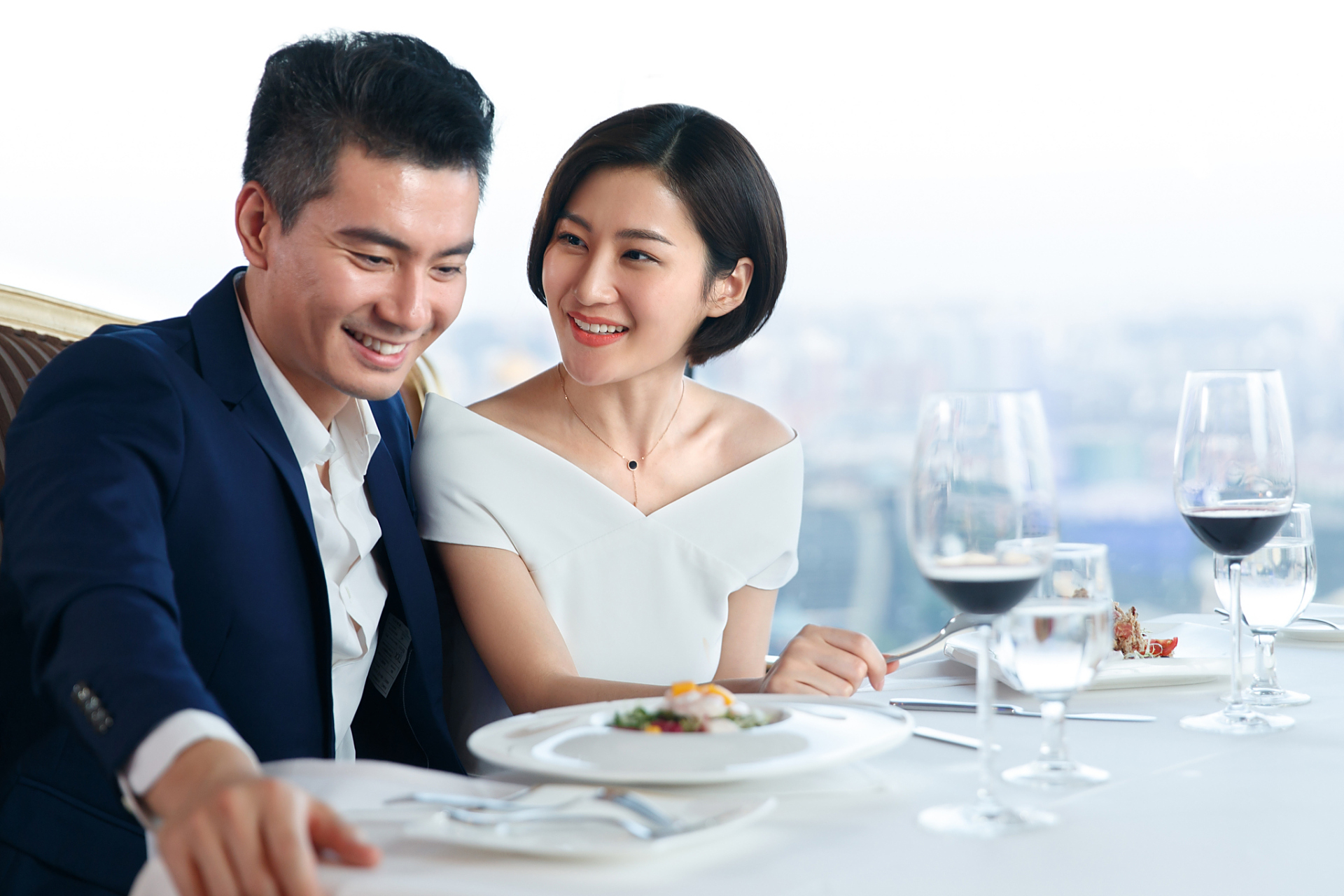 " 女方说:"我要发朋友圈,炫耀我和你一起吃饭!