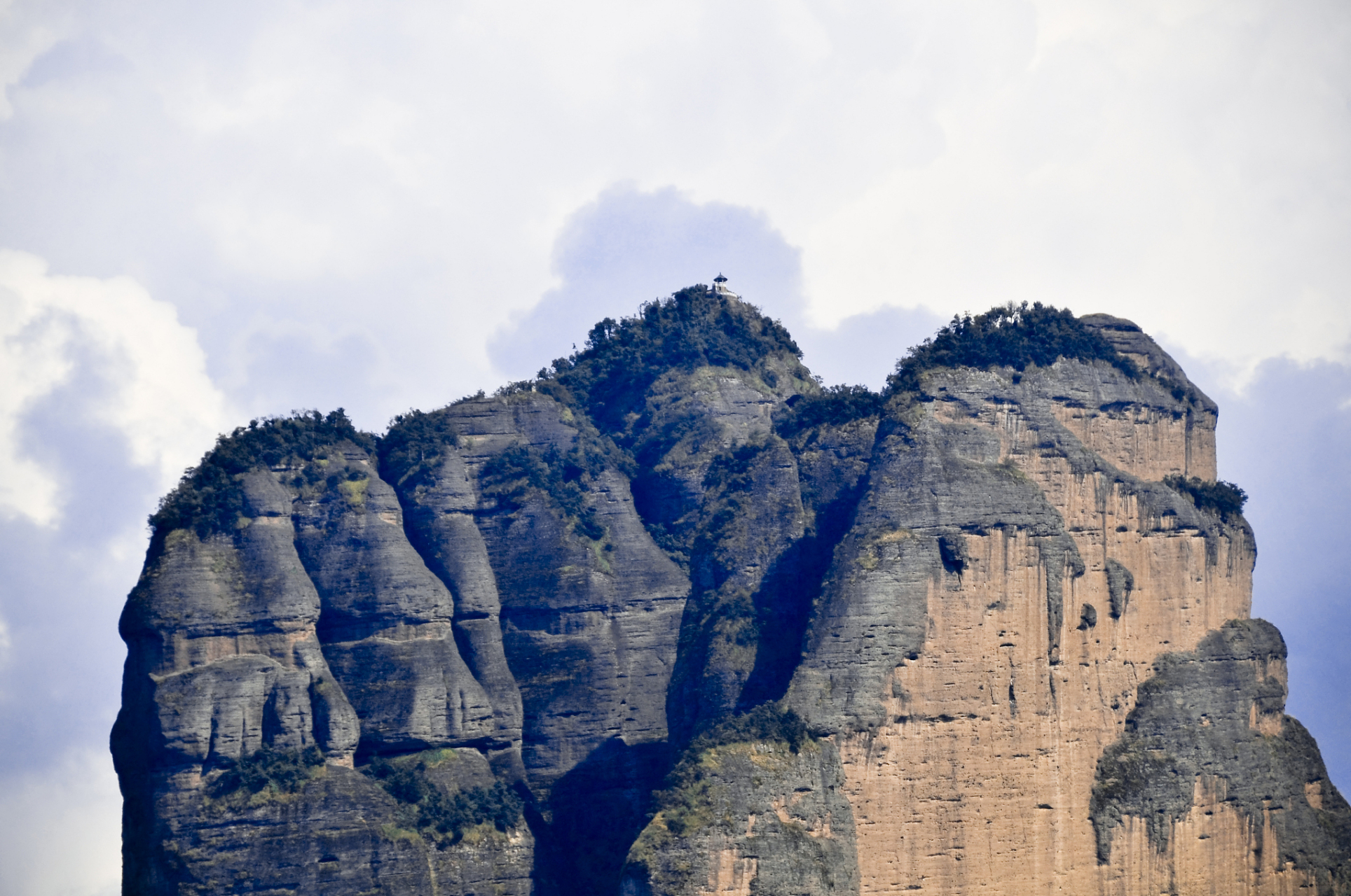 这座位于浙江省江山市的奇峰,以其雄伟壮观的"三石"著称于世,被誉为"