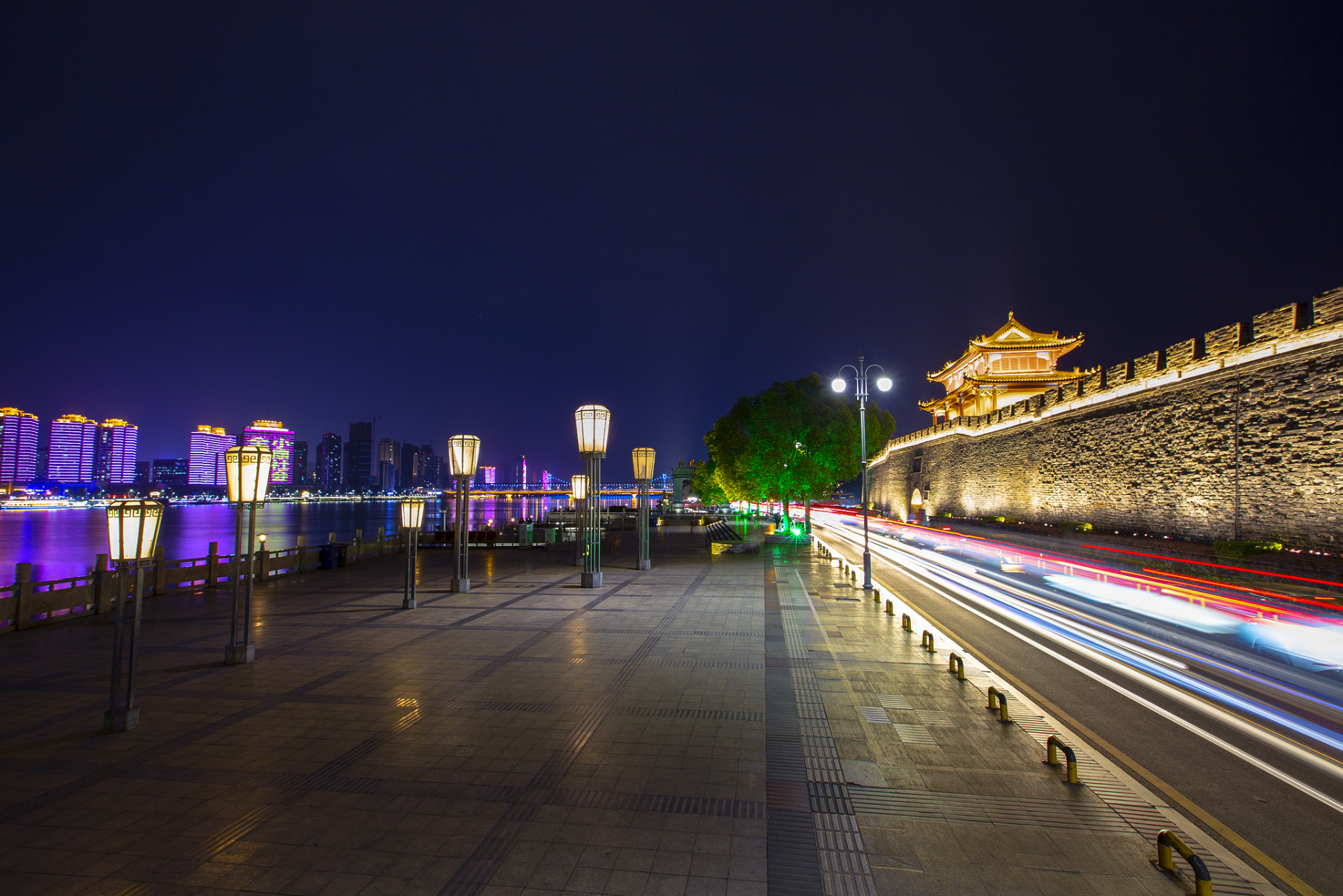 灯光照亮的古城墙和古建筑,让你有一种穿越时空的感觉.