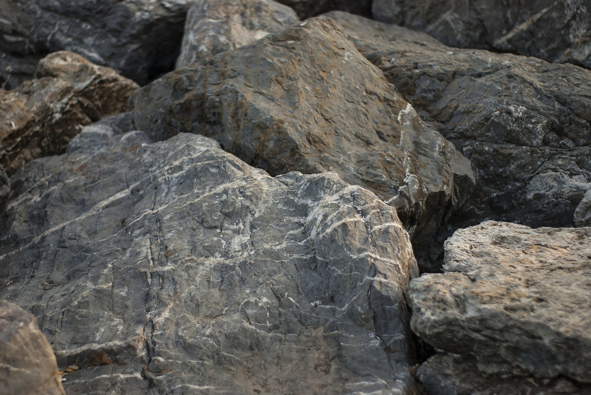 99山西黑景石是一种名贵的石材,产于中国山西省绵山地区.