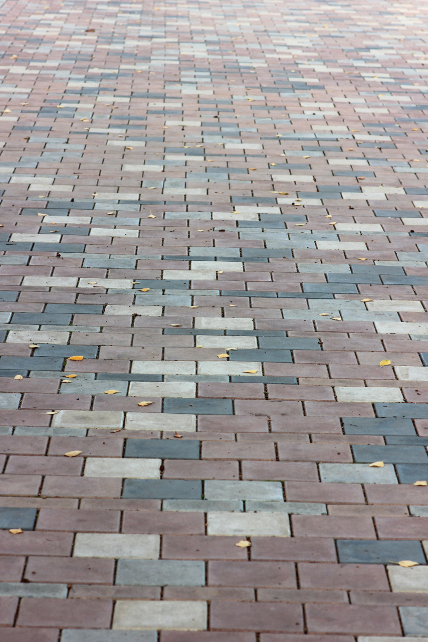 pc砖在下雨天能减少路面存在的积水,特别是在夏天,能将地下水透过砖