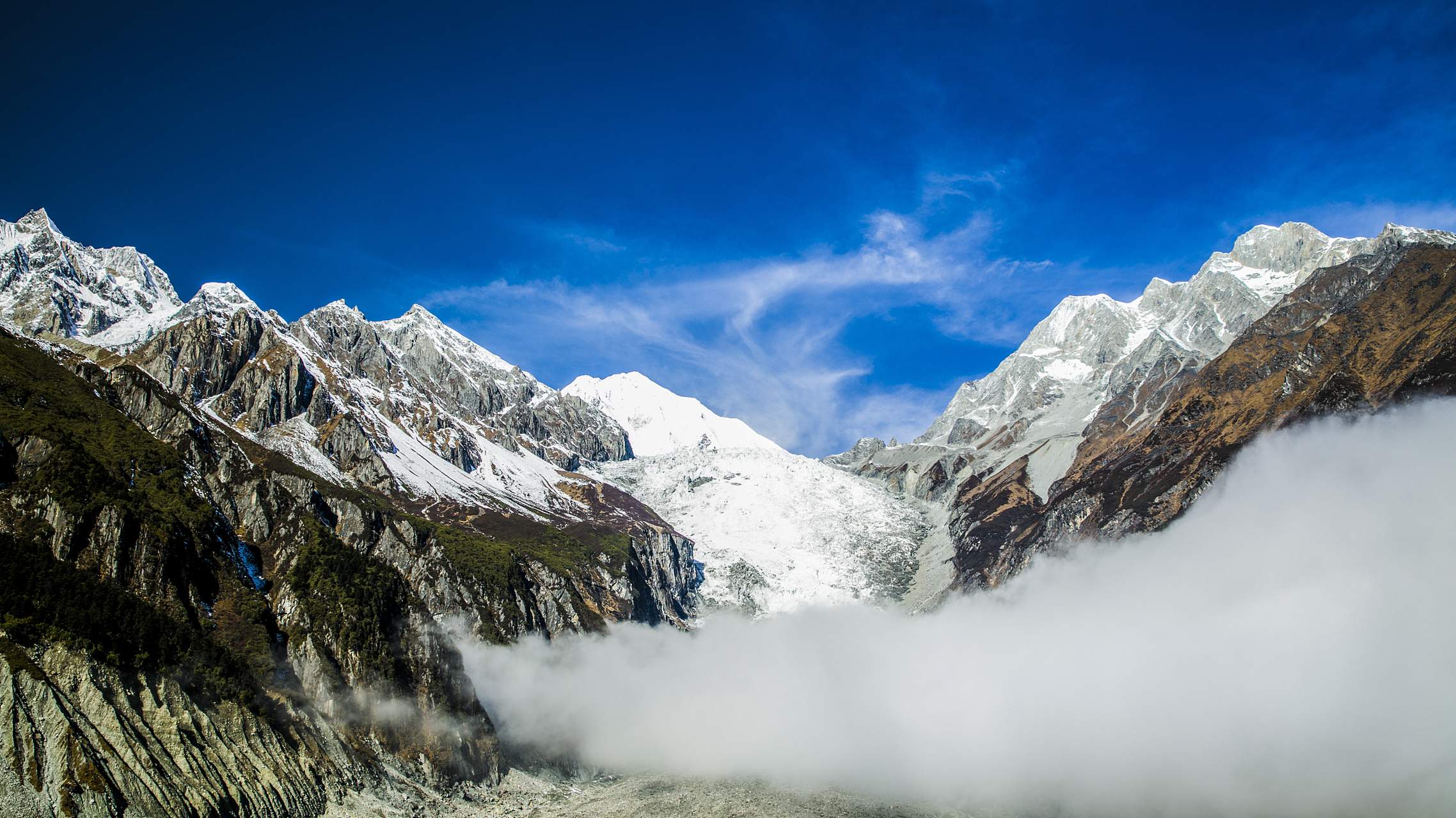 海螺沟景区位于四川甘孜藏族自治州,是自然奇迹的集中地.