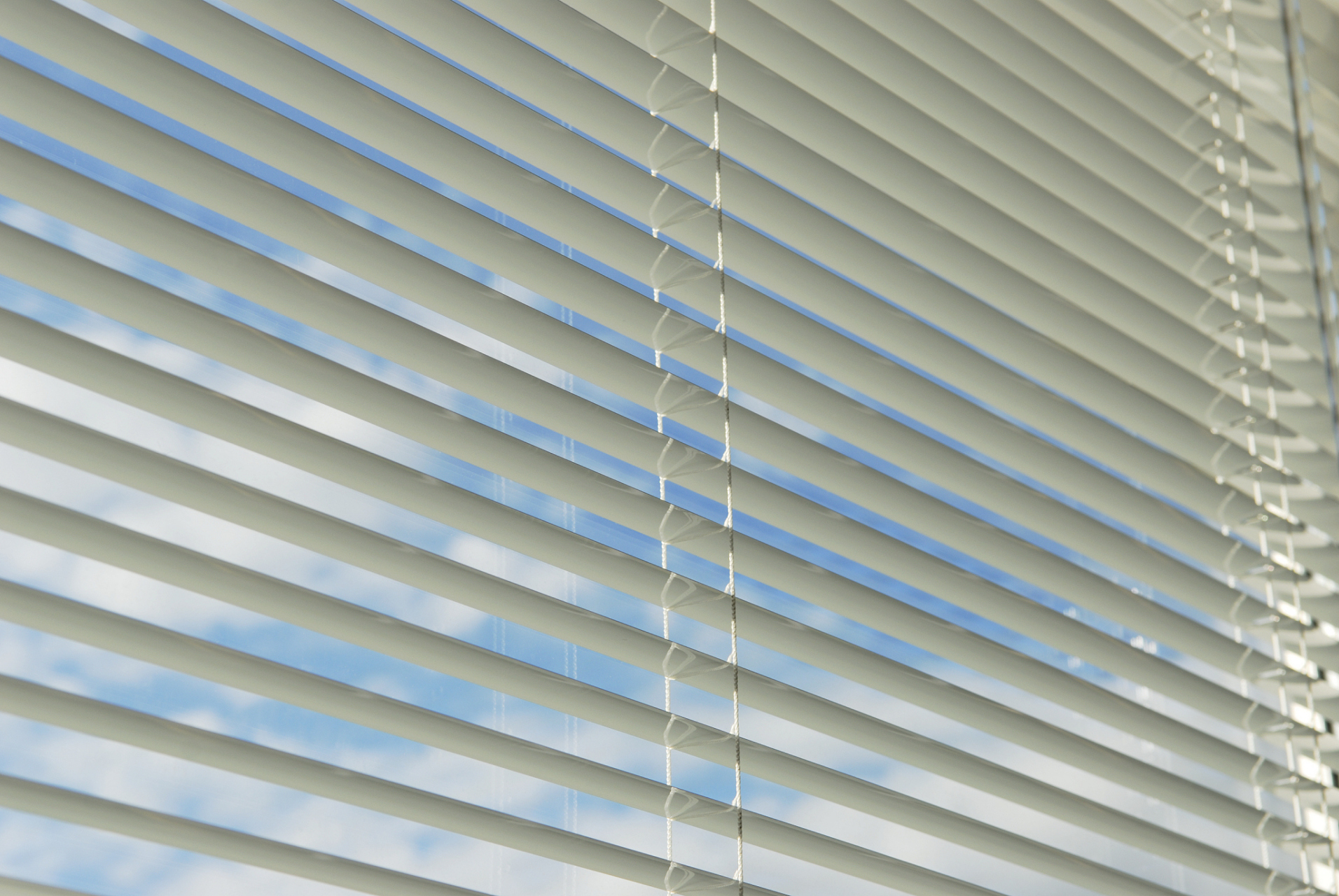 百叶式窗帘通常采用铝合金或塑料材料制成,轻巧且耐用.#春节宅家计划