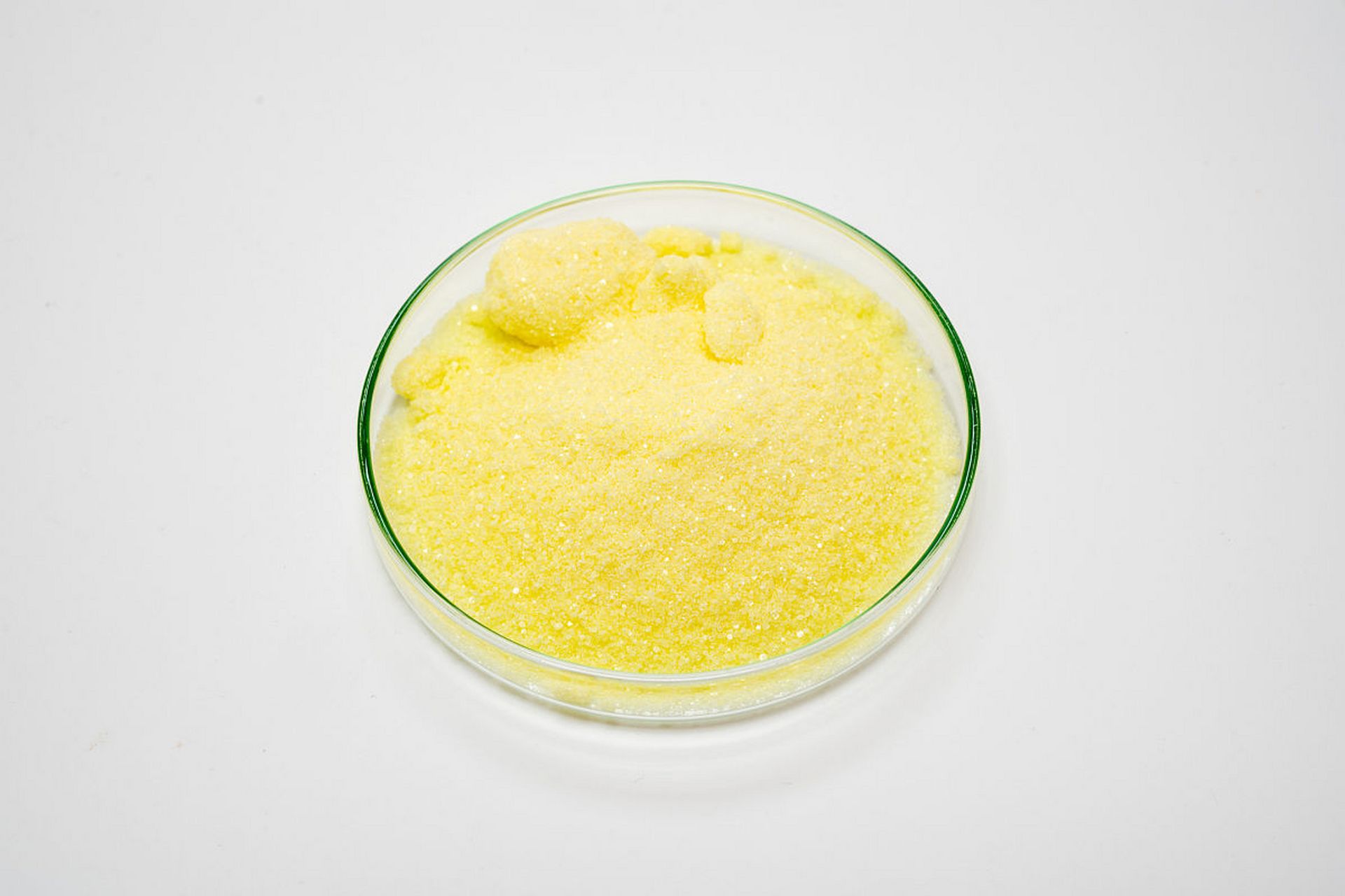 亚铁氰化钾,化学式为k4[fe(cn)6],是一种黄色结晶性粉末,有剧毒.