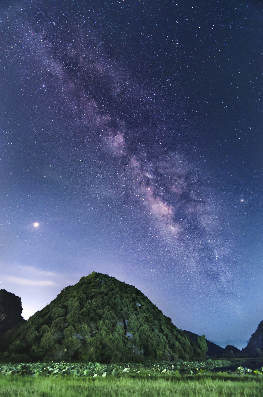 山间仰望夜空,何处不是美: 新月如钩,群星璀璨即是美; 圆月朗空,群星