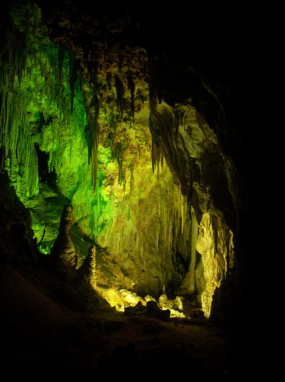 春日漫游桂林芦笛岩:探秘溶洞奇观  桂林,这座美丽的山水之城,因其