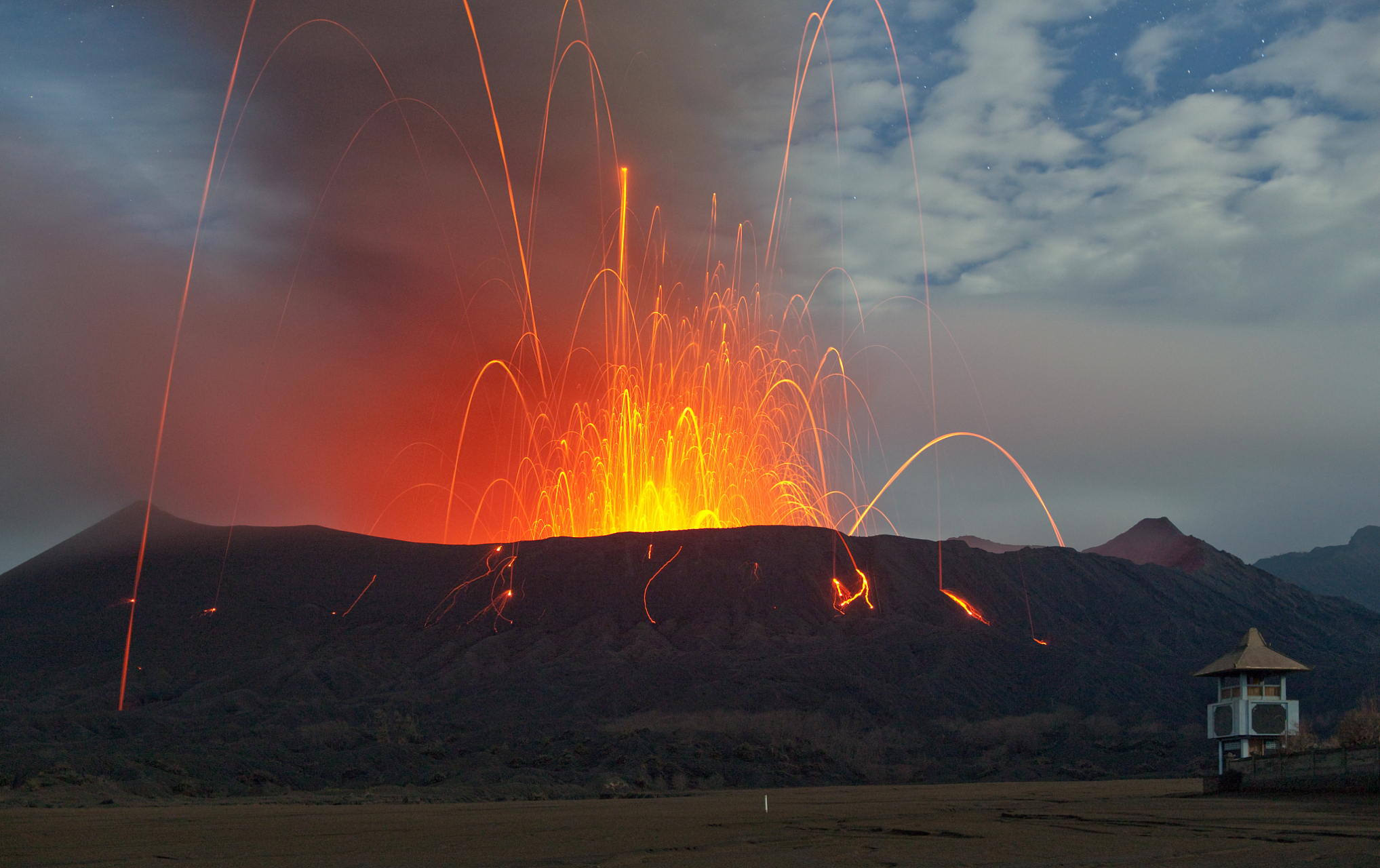 印尼塞梅鲁火山喷发,当地居民生活受到严重影响.