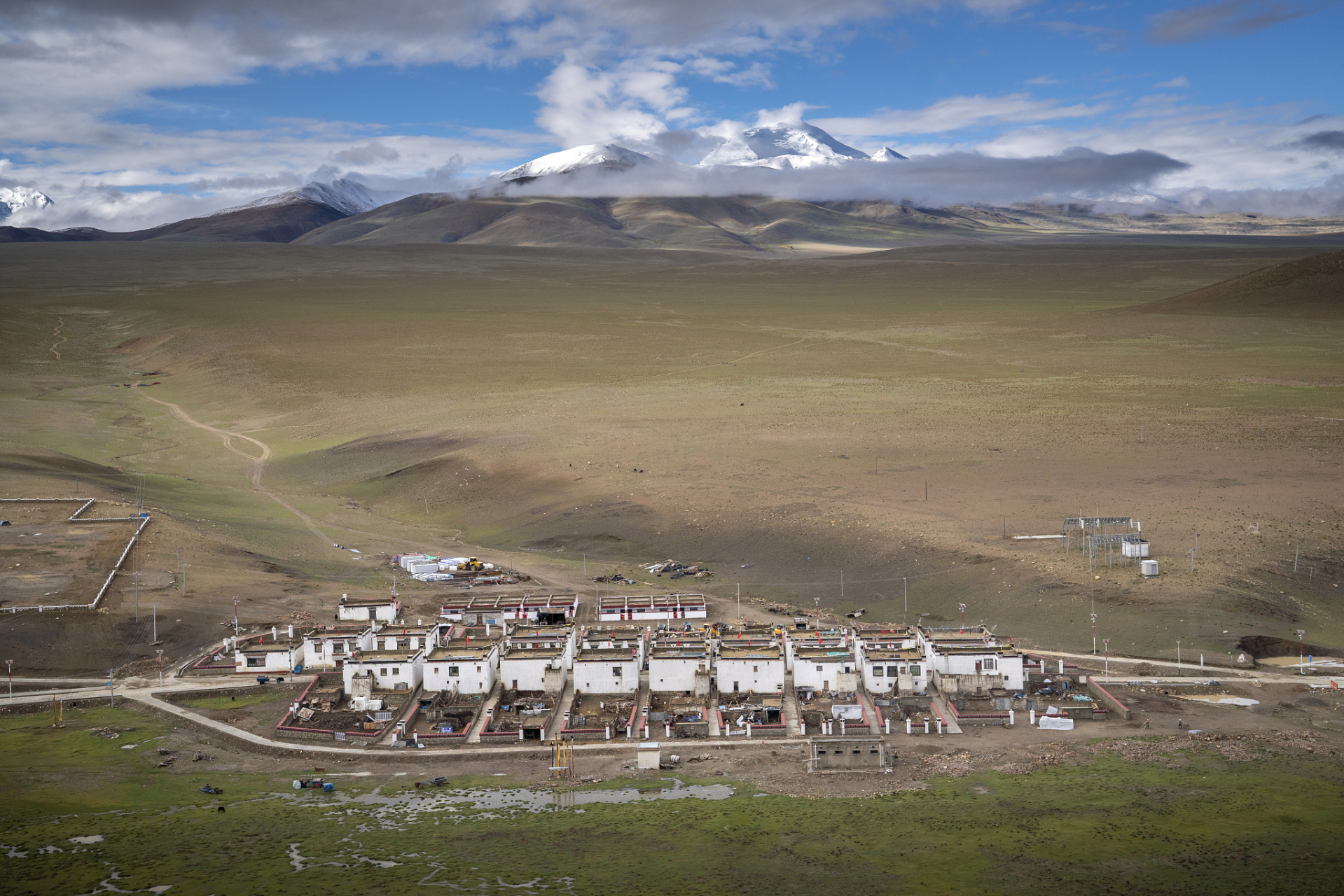 位于普兰县,冈仁波齐圣山北麓的止热寺,景色如画,吸引游客纷至沓来.